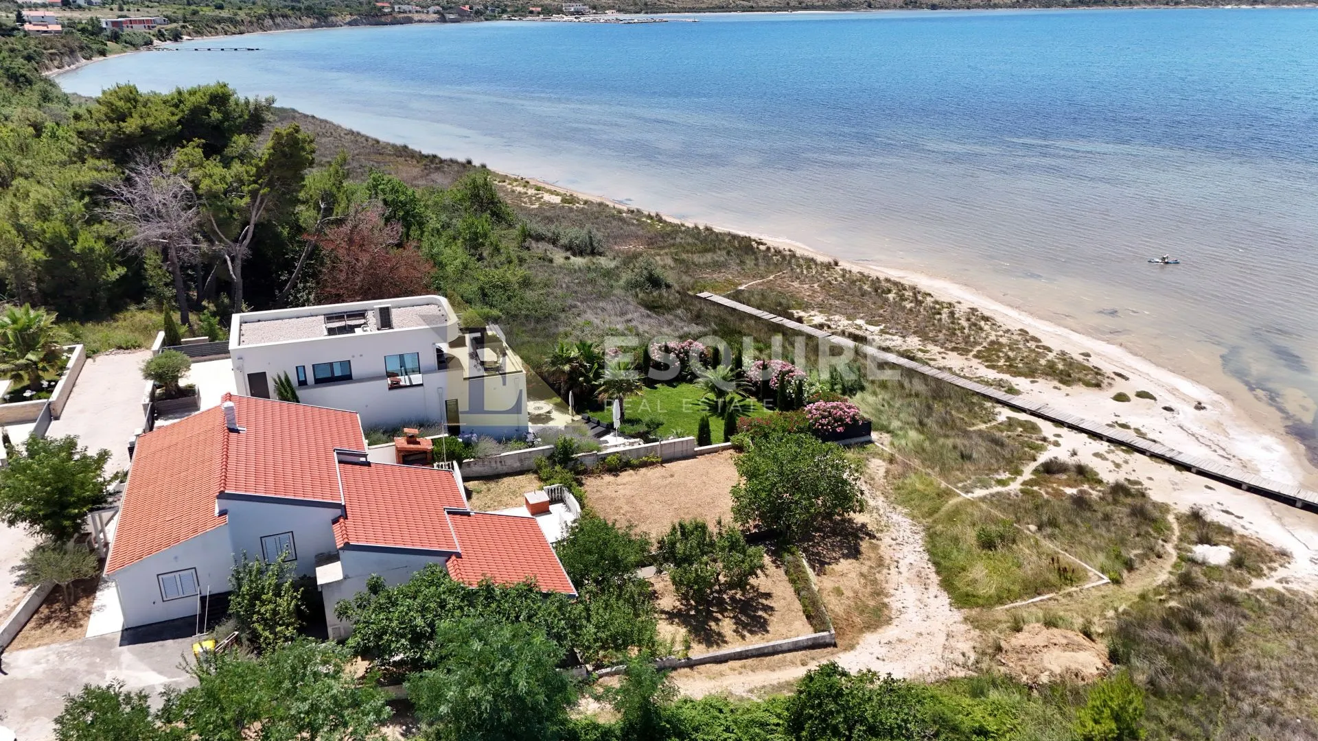 ljubač - samostojeća kuća s velikom okućnicom 1. red do mora - 702m2 - slika 2