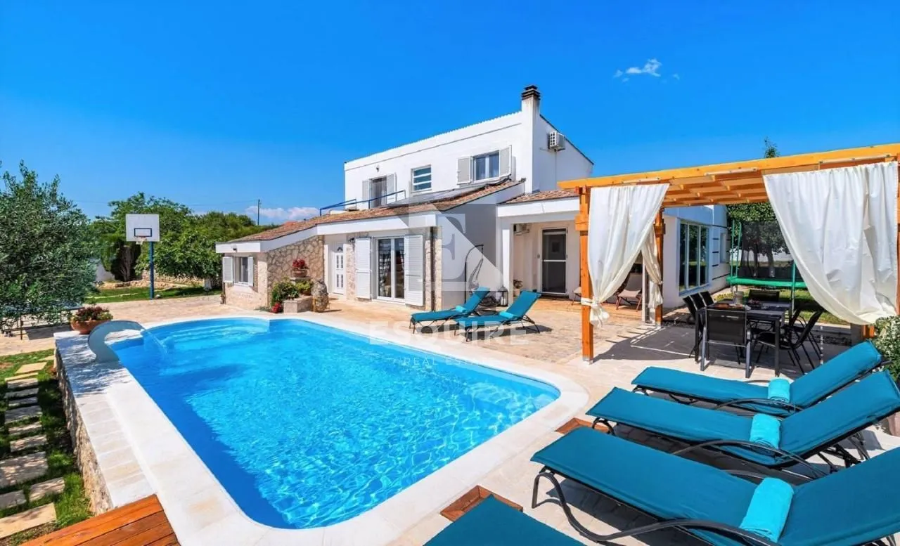 zadar - kuća sa bazenom i pogledom na terenu od 1200m2 - slika 2