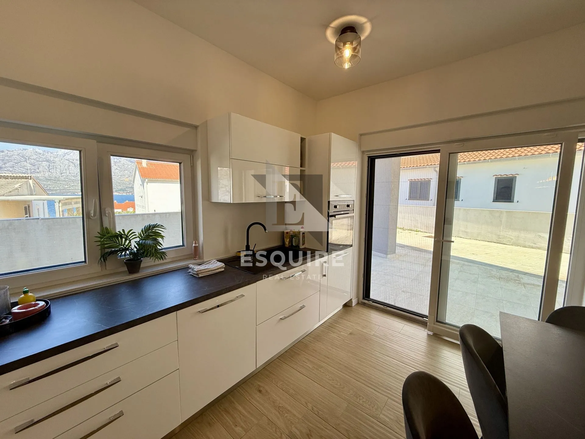 vinjerac – prostrani namješten dvosobni apartman s vrtom!! - slika 7