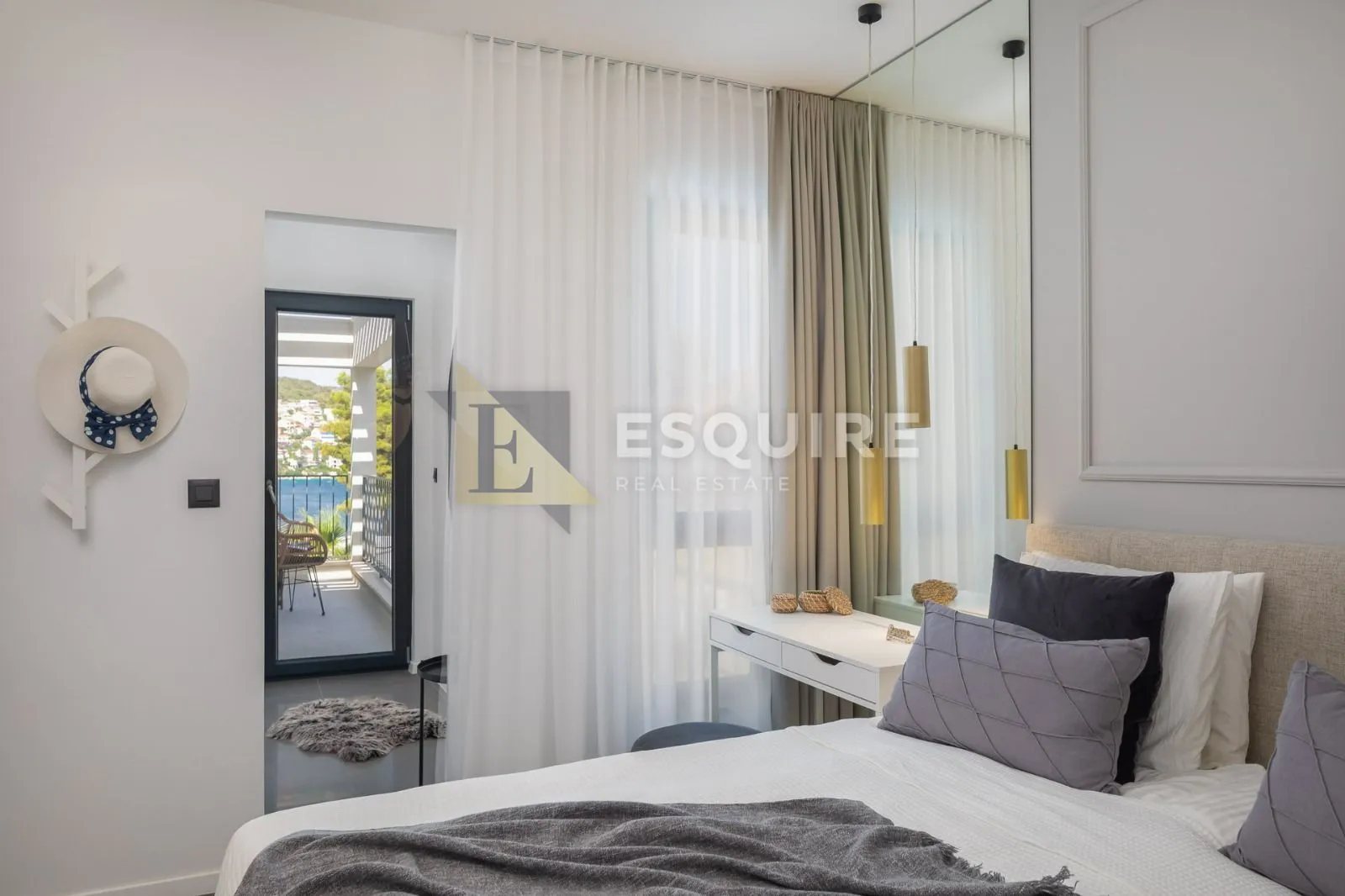 split luksuzna vila 2. red uz pješćanu plažu - slika 24