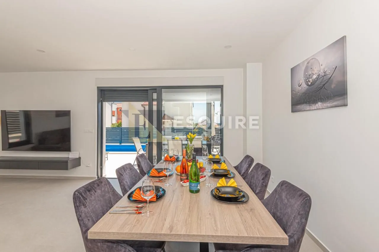 vodice - moderna vila s bazenom - slika 26