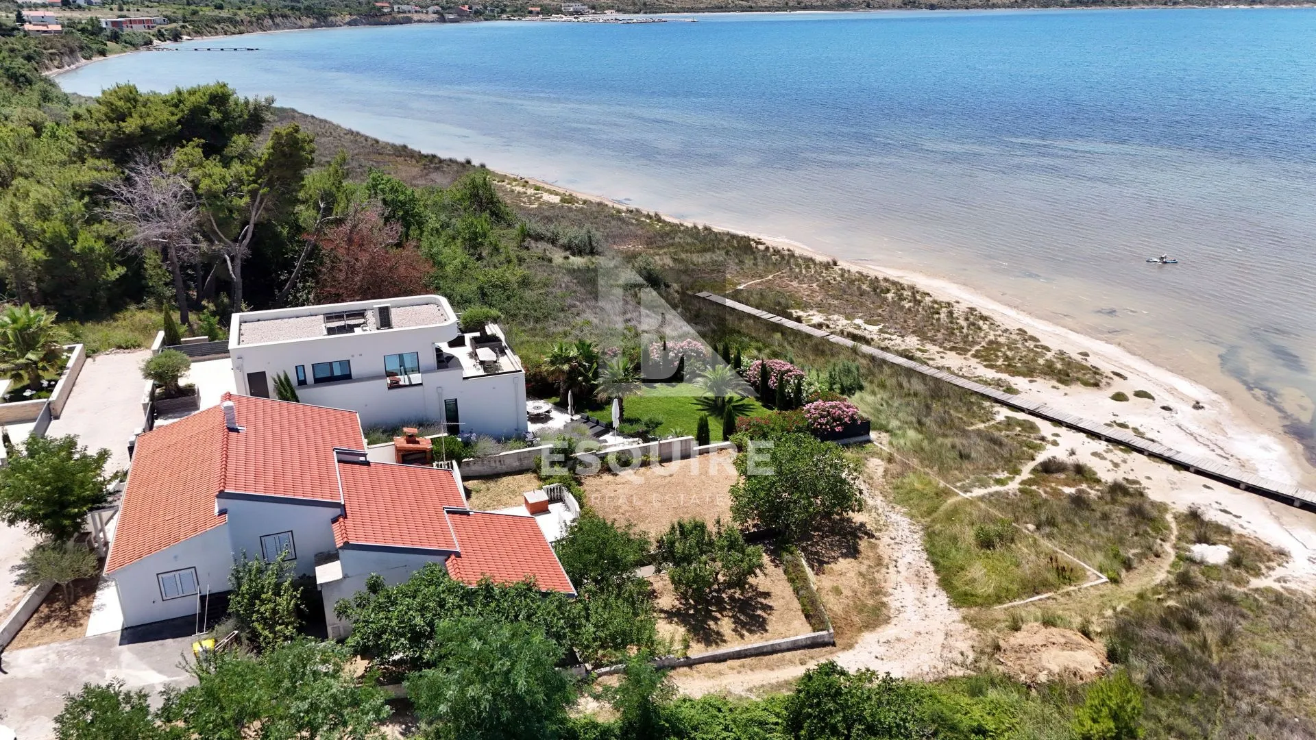 ljubač - samostojeća kuća s velikom okućnicom 1. red do mora - 702m2 - slika 2