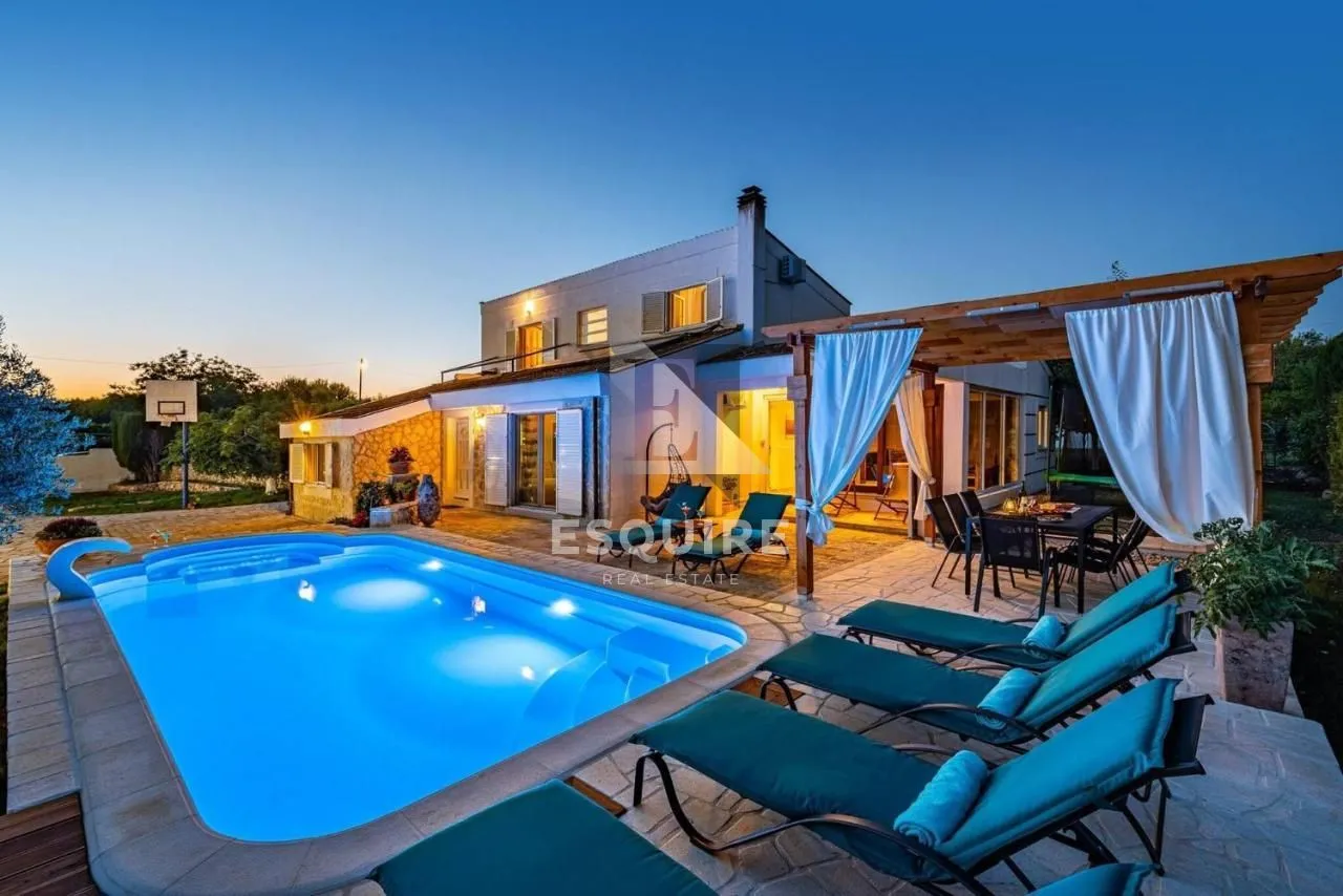 zadar - kuća sa bazenom i pogledom na terenu od 1200m2 - slika 1