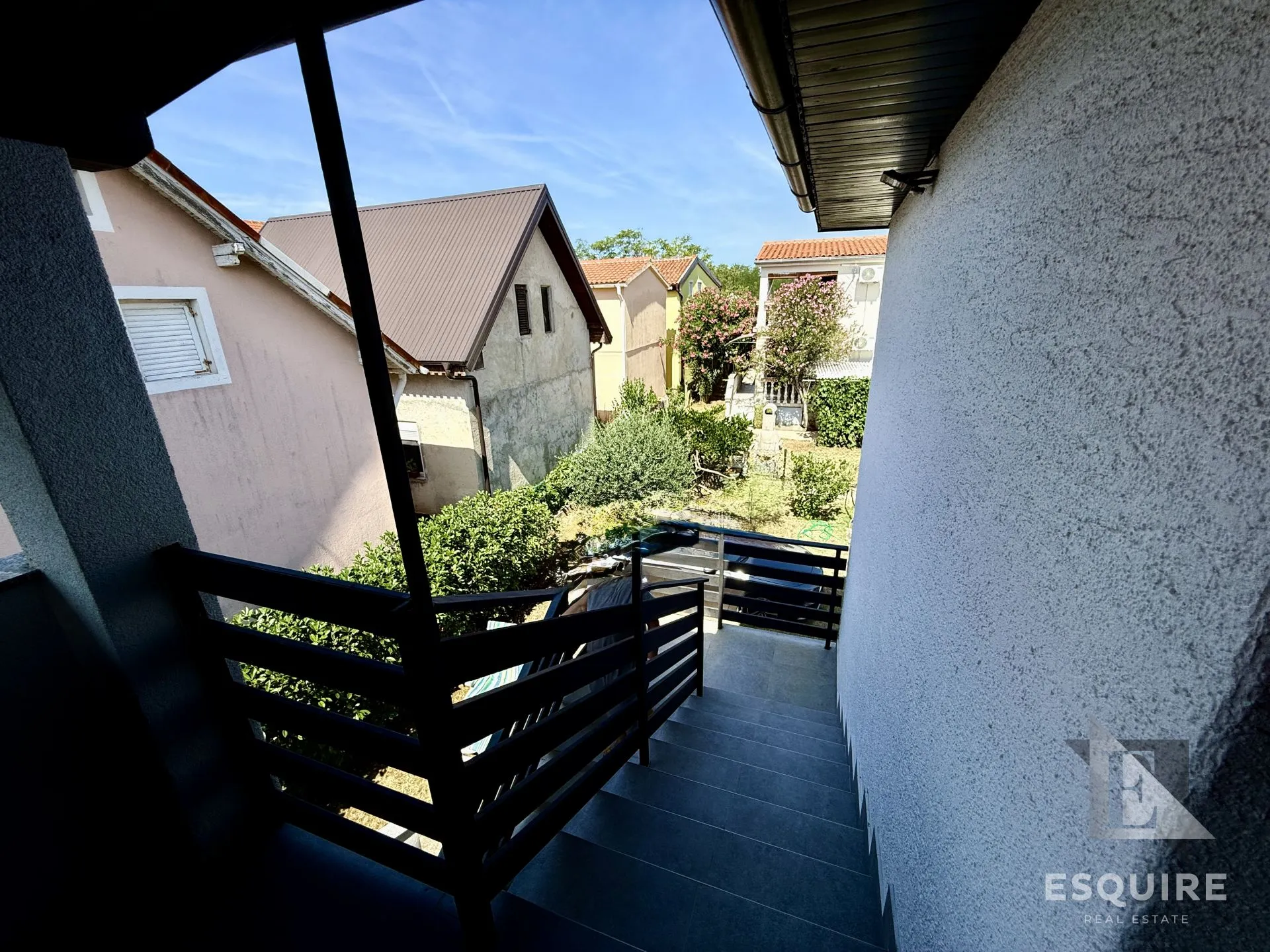 privlaka – škrapavac, namještena kuća s tri stana, 500 m od mora - slika 10