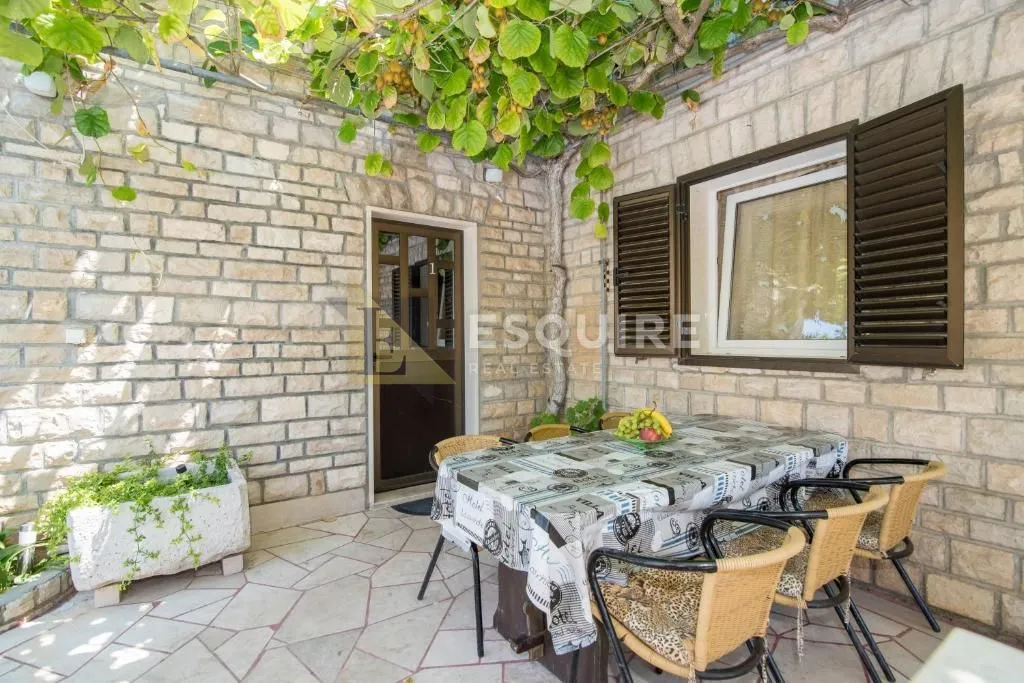 brač - sutivan - kuća sa dvije stambene jedinice i bazenom - 425m2 - slika 45