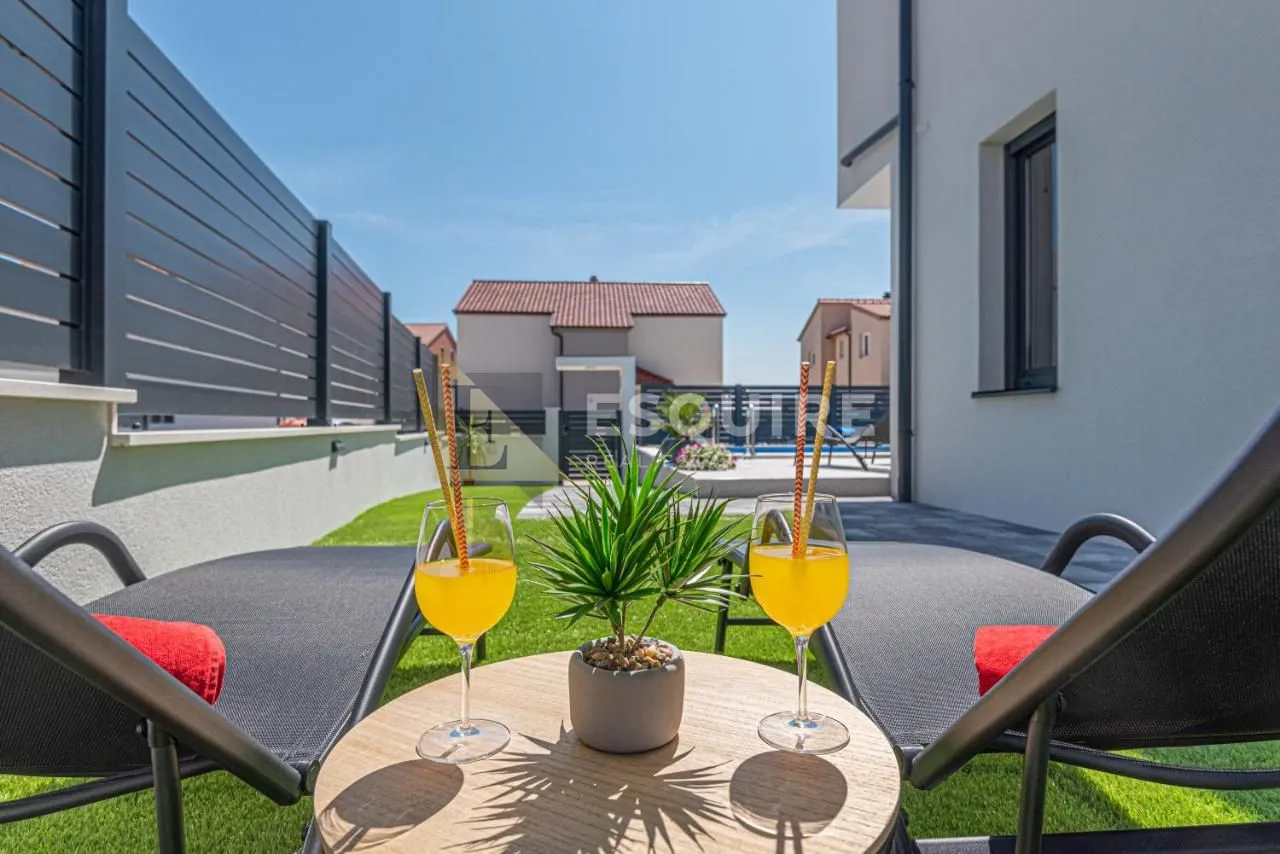 vodice - moderna vila s bazenom - slika 28