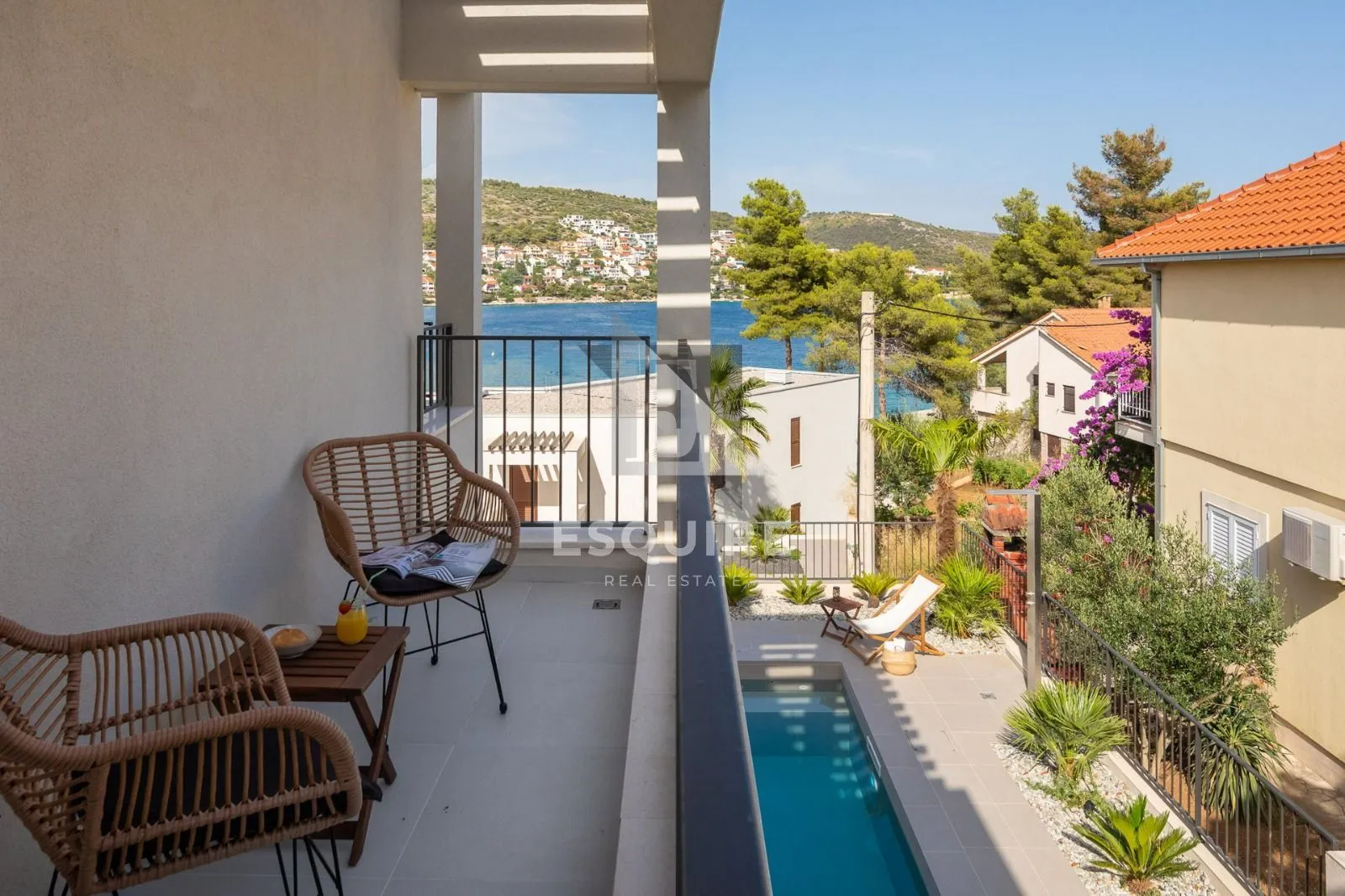split luksuzna vila 2. red uz pješćanu plažu - slika 27