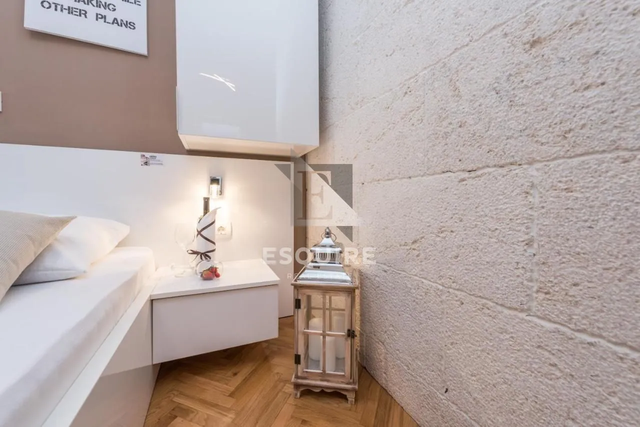 zadar - zgrada u centru stare jezgre grada sa 6 apartmana i 2 poslovna prostora - slika 16