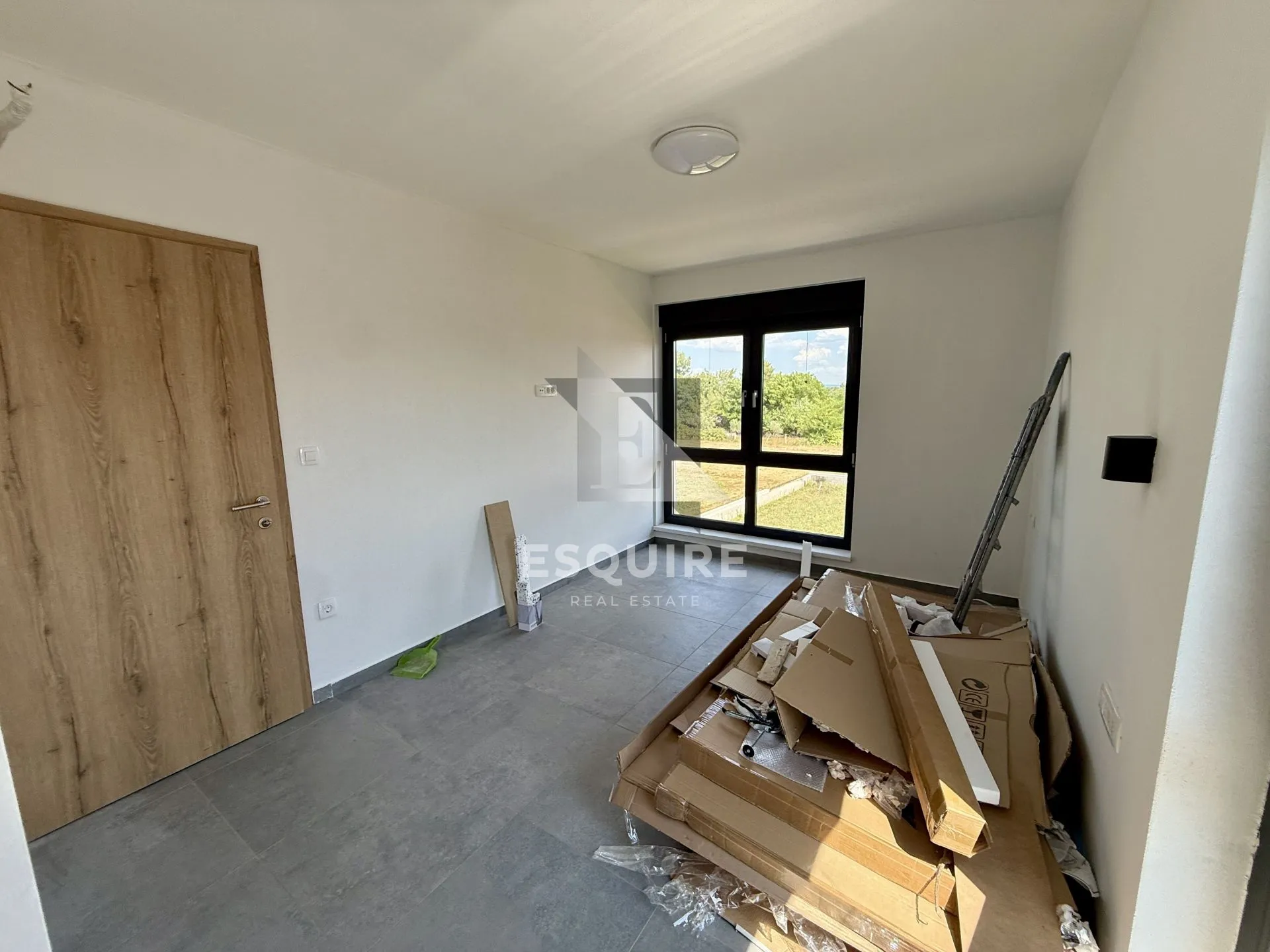 grbe / nin – moderna vila s bazenom, krovnom terasom i dodatnom parcelom! - slika 20