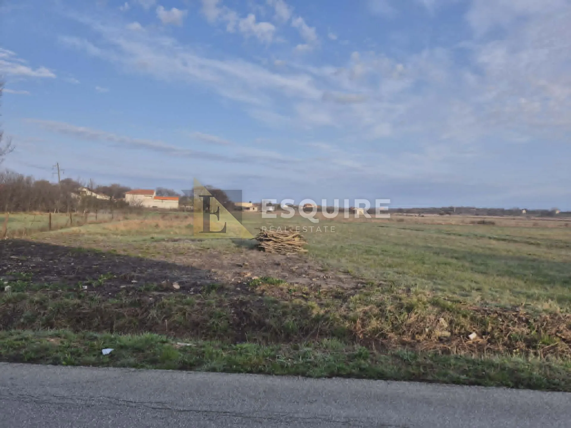 ZEMUNIK DONJI - GRAĐEVINSKO ZEMLJIŠTE OD 1.032 m² NA IZVRSNOJ LOKACIJI!!