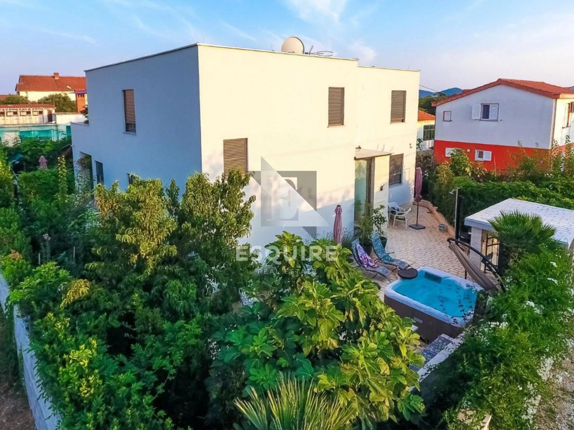 sukošan - kuća sa tri stana ukupne stambene površine - 345m2 - slika 2