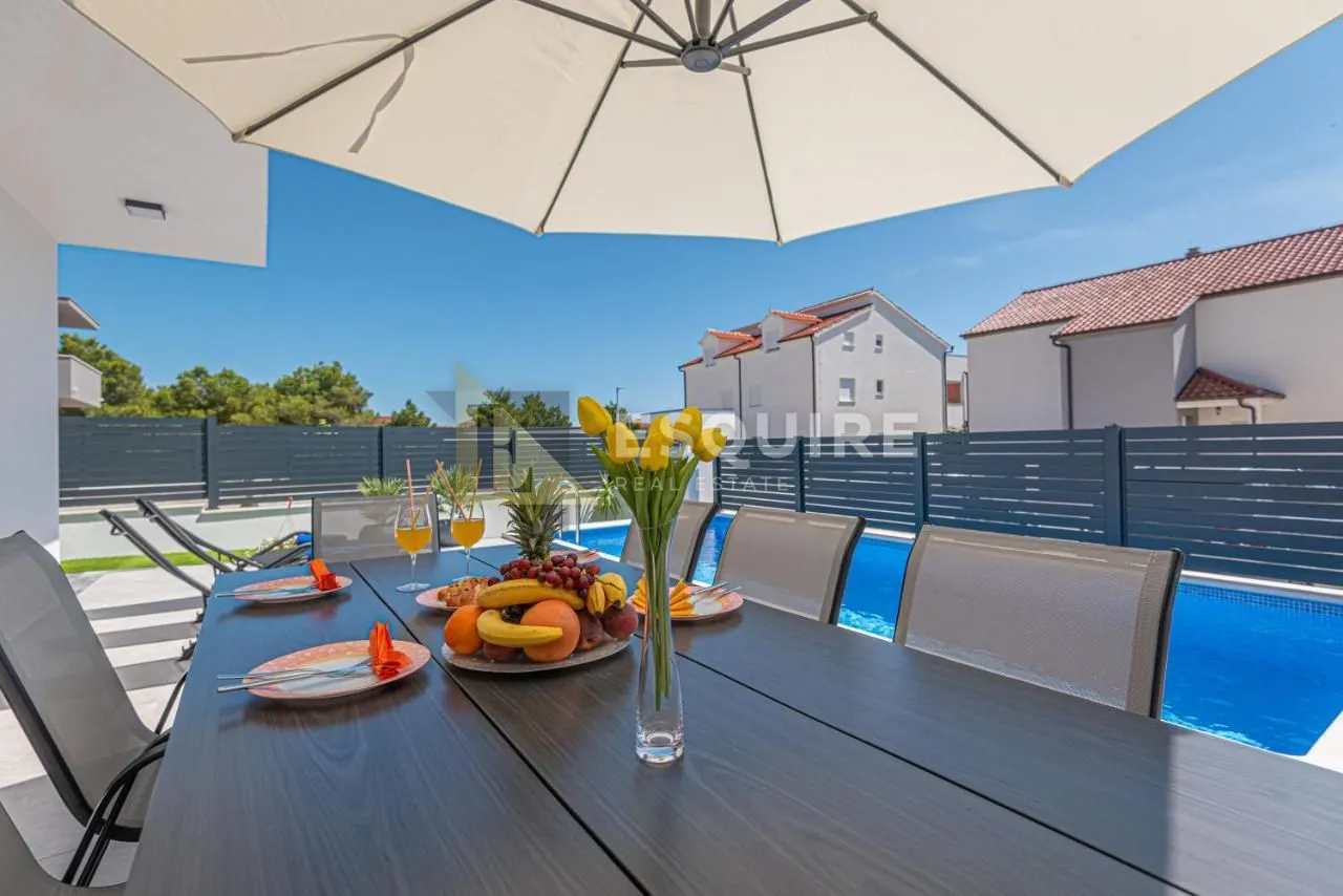 vodice - moderna vila s bazenom - slika 23