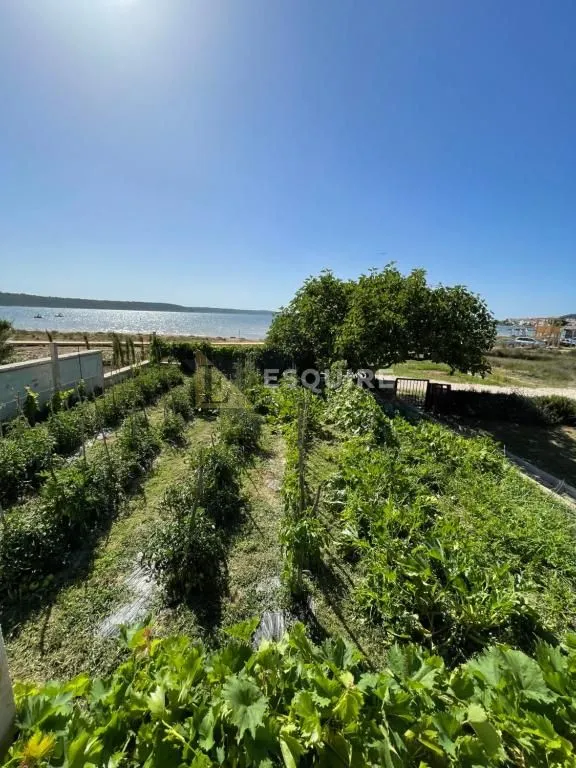 ljubač - samostojeća kuća s velikom okućnicom 1. red do mora - 702m2 - slika 21