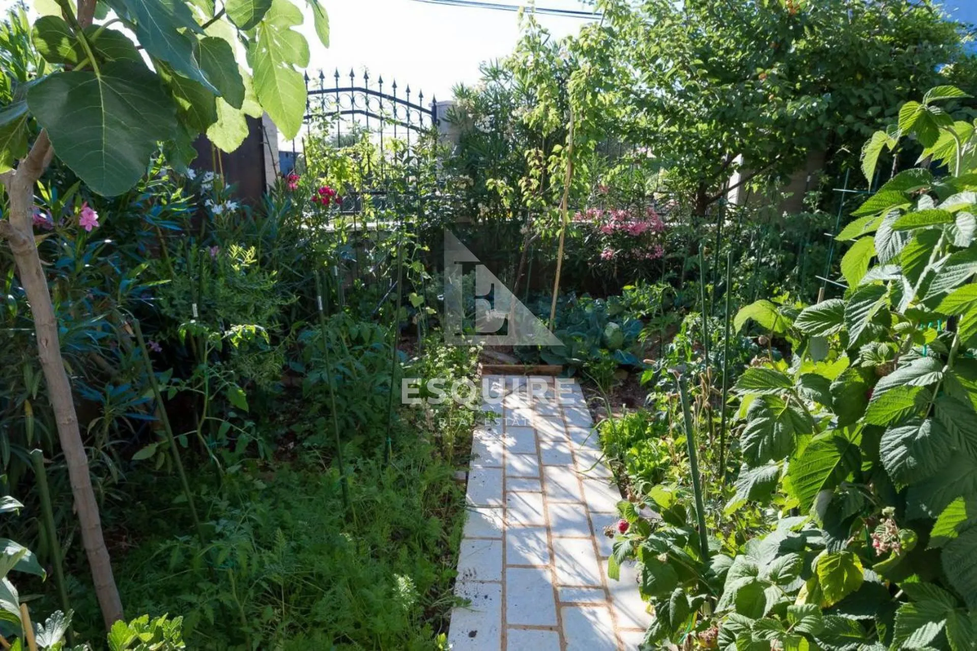 sukošan - kuća sa tri stana ukupne stambene površine - 345m2 - slika 19