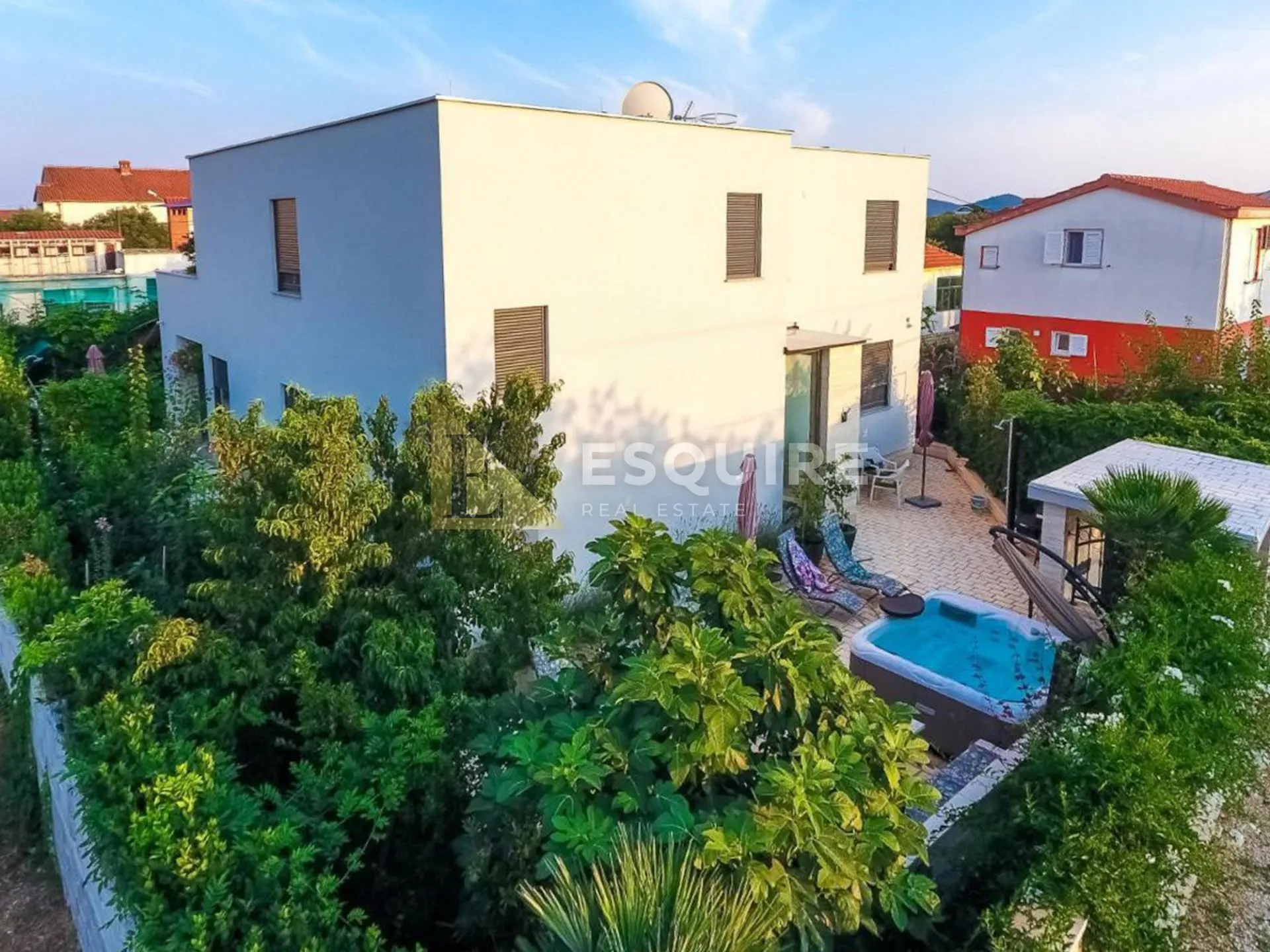 sukošan - kuća sa tri stana ukupne stambene površine - 345m2 - slika 2
