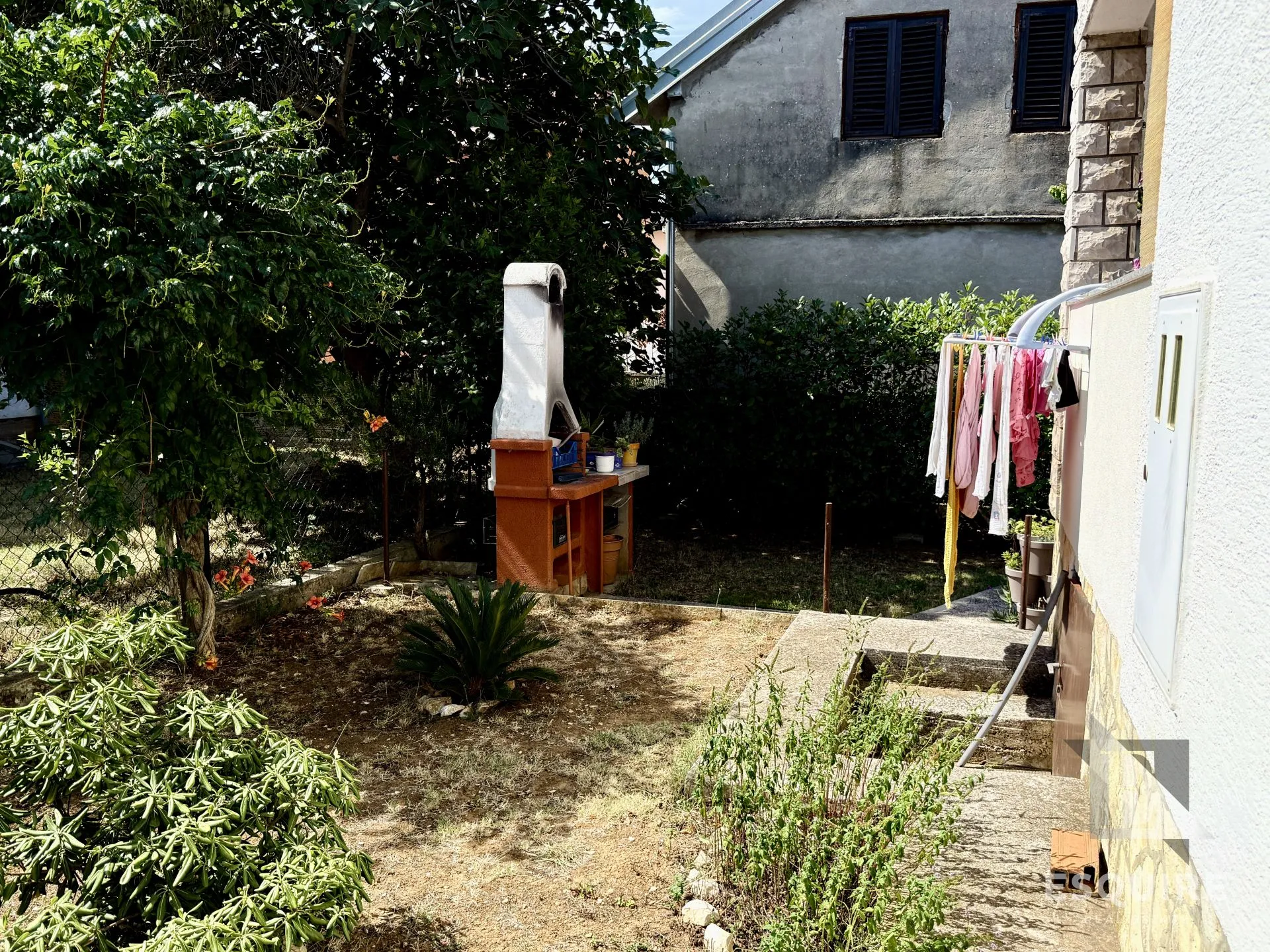 privlaka – škrapavac, namještena kuća s tri stana, 500 m od mora - slika 9