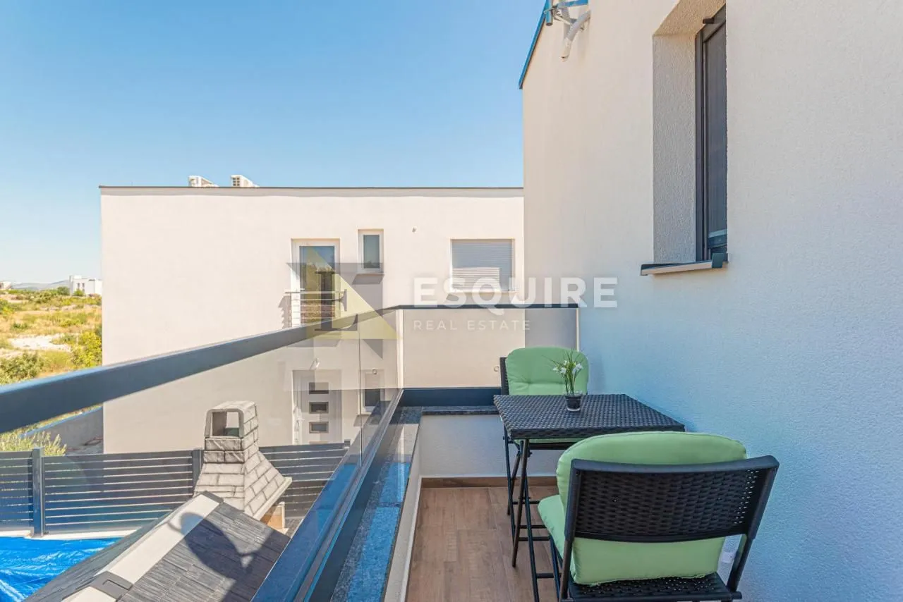 vodice - moderna vila s bazenom - slika 27