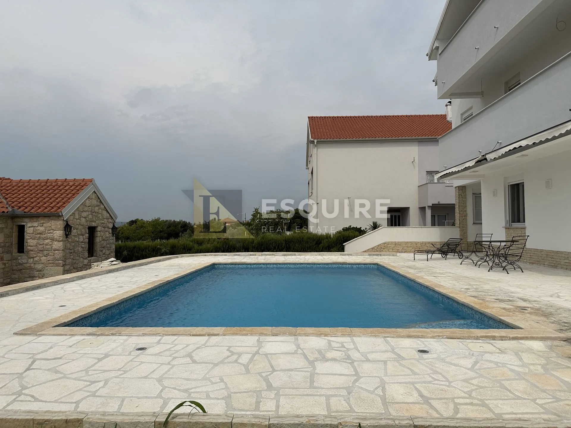 donja jagodnja - apartmanska kuća s bazenom - 540m2 - slika 41