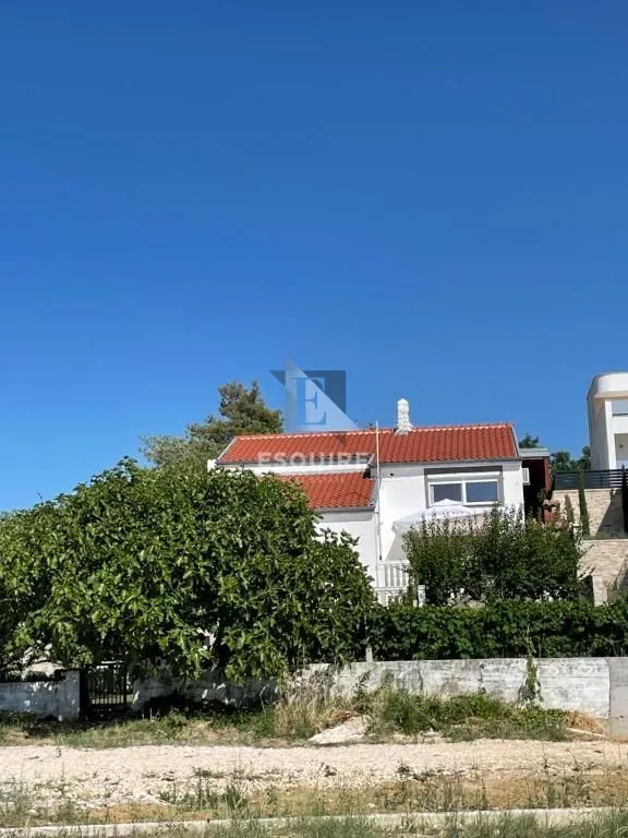 ljubač - samostojeća kuća s velikom okućnicom 1. red do mora - 702m2 - slika 14