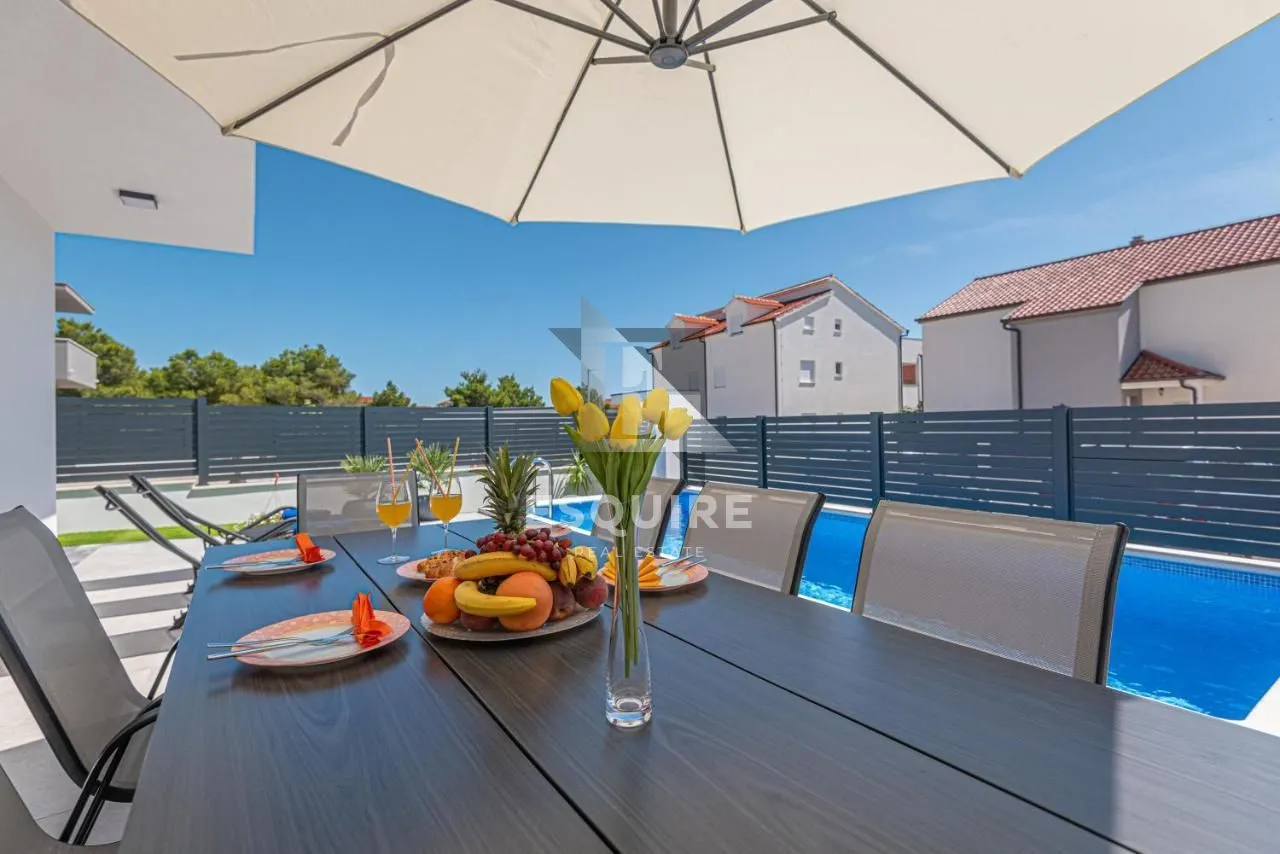 vodice - moderna vila s bazenom - slika 23