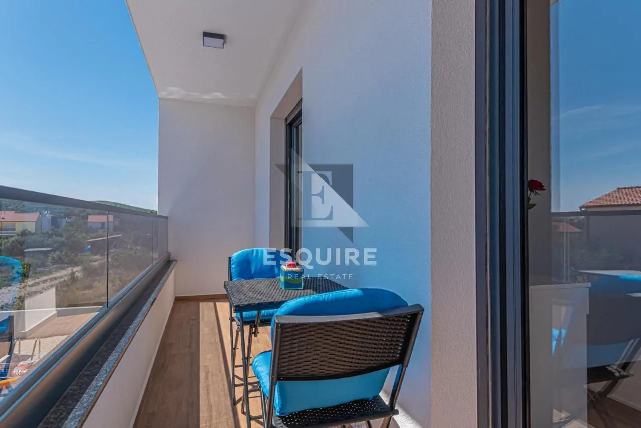 vodice - moderna vila s bazenom - slika 8