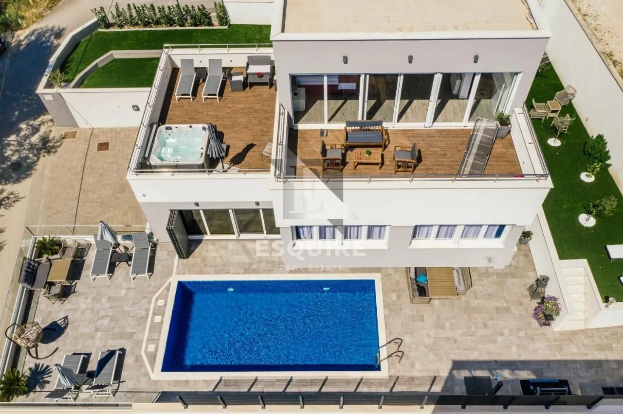 luksuzna vila s bazenom i dvorištem, okolica splita - slika 7