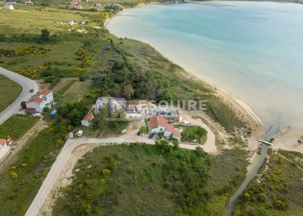 LJUBAČ - Velika parcela sa prizemnicom 1. red do mora - 702m2 - Ljubač, Ražanac