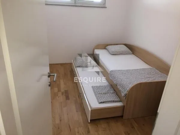 privlaka – namješten apartman u prizemlju s velikim vrtom, 90 m od mora!! - slika 9