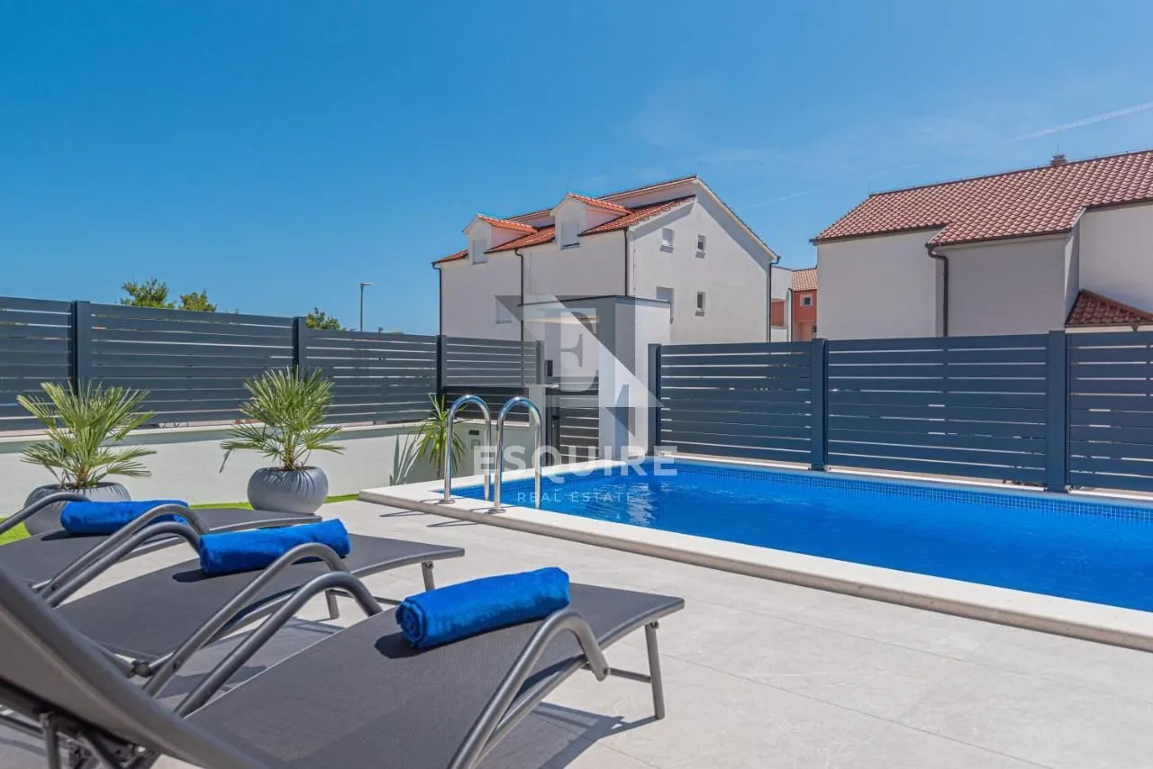 vodice - moderna vila s bazenom - slika 13