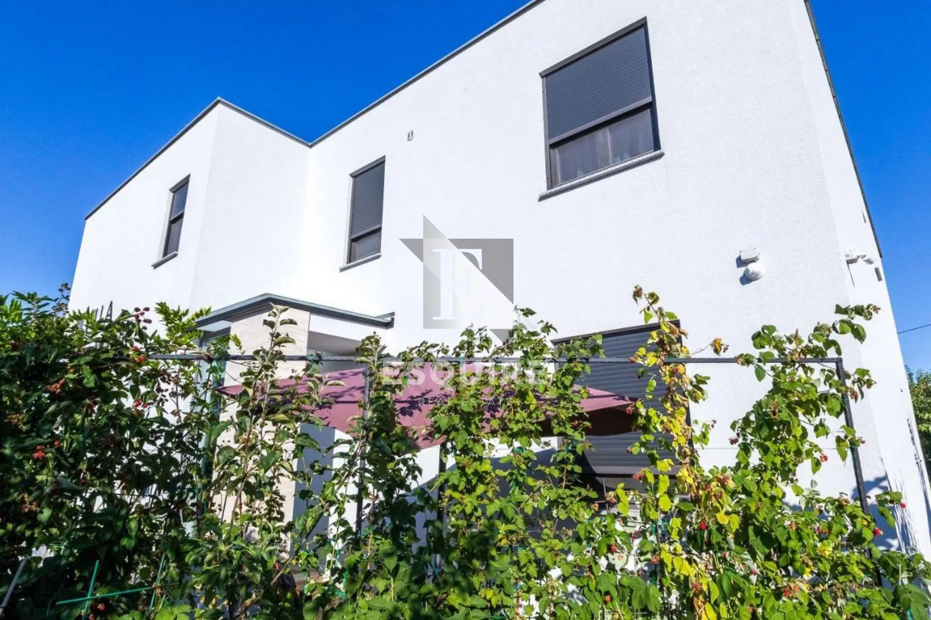 sukošan - kuća sa tri stana ukupne stambene površine - 345m2 - slika 3