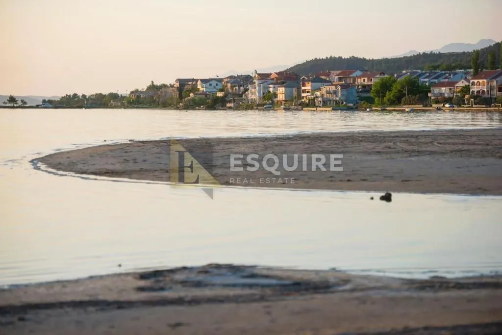 ljubač - velika parcela sa prizemnicom 1. red do mora - 702m2 - slika 29