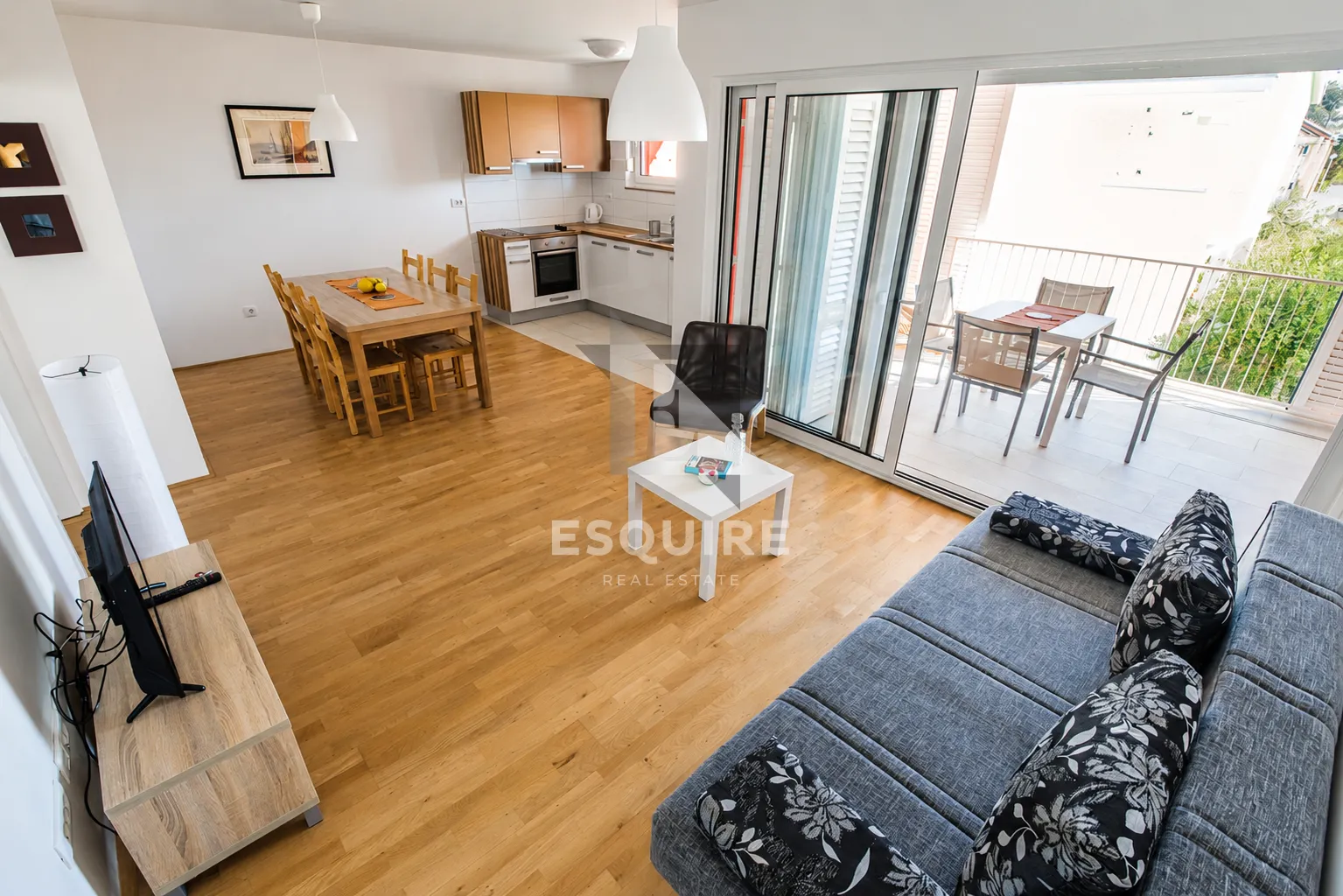 PRIVLAKA – Namješten dvosoban apartman C3 na prvom katu, svega 90 m od mora!