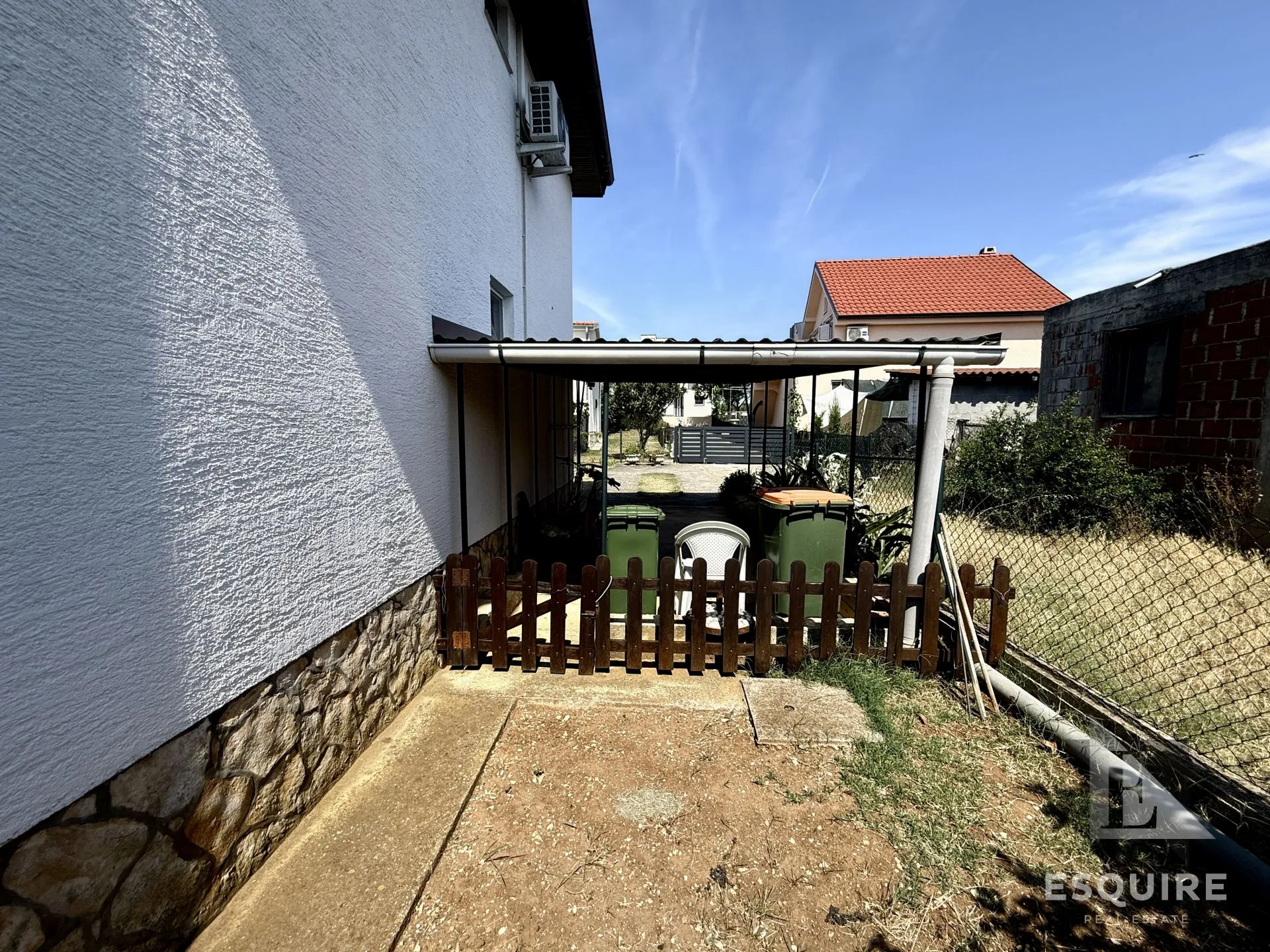 privlaka – škrapavac, namještena kuća s tri stana, 500 m od mora - slika 8