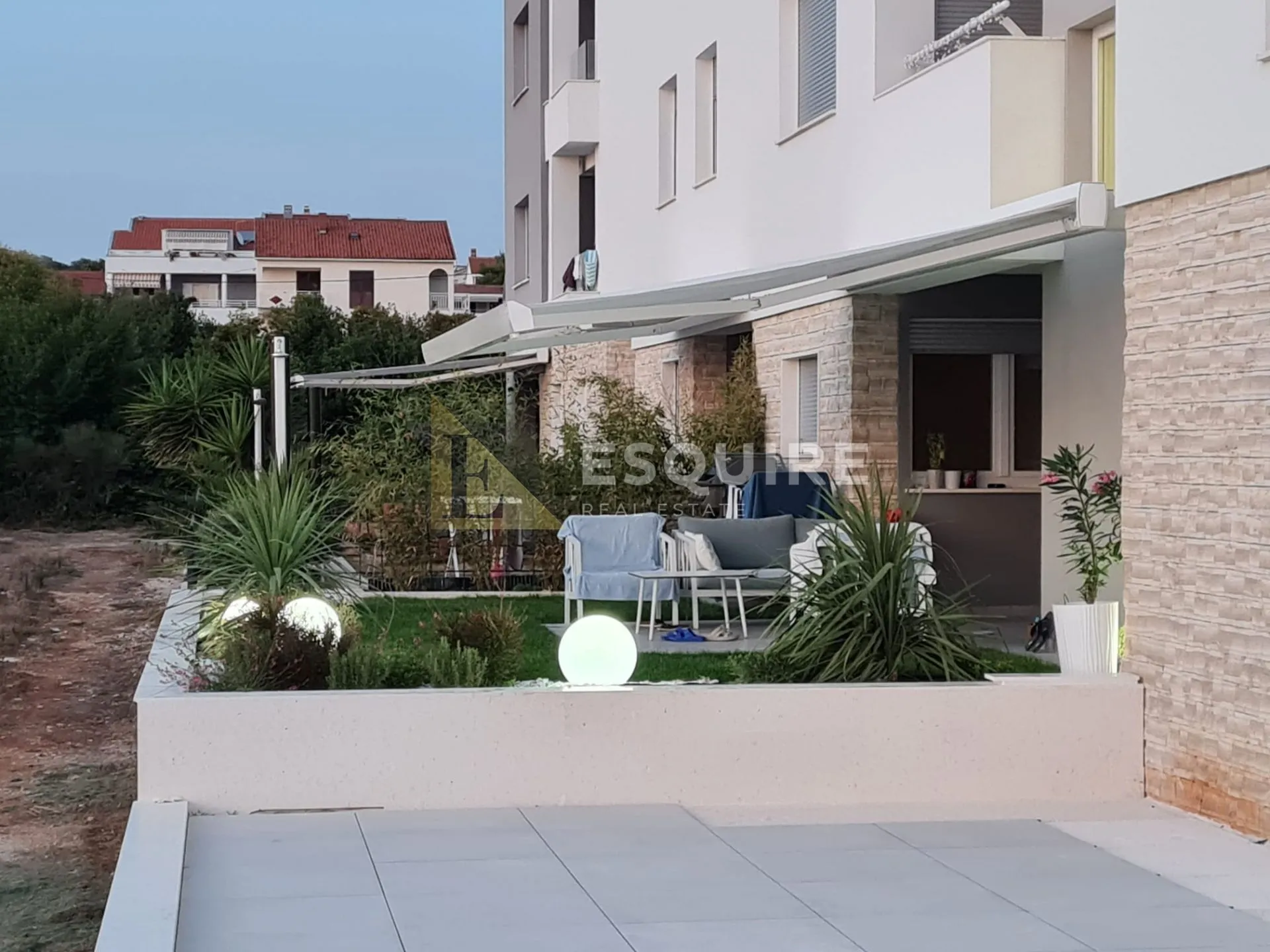 diklo - dvosoban stan s vrtom i garažom 1. red do mora - 89m2 - slika 19