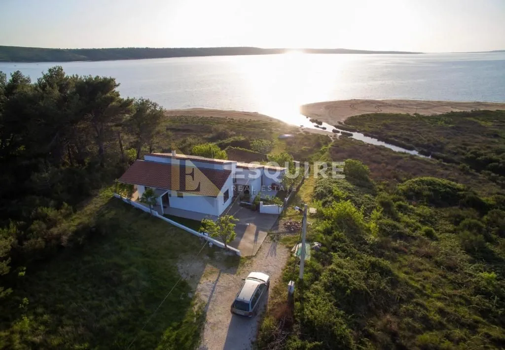 ljubač - velika parcela sa prizemnicom 1. red do mora - 702m2 - slika 18