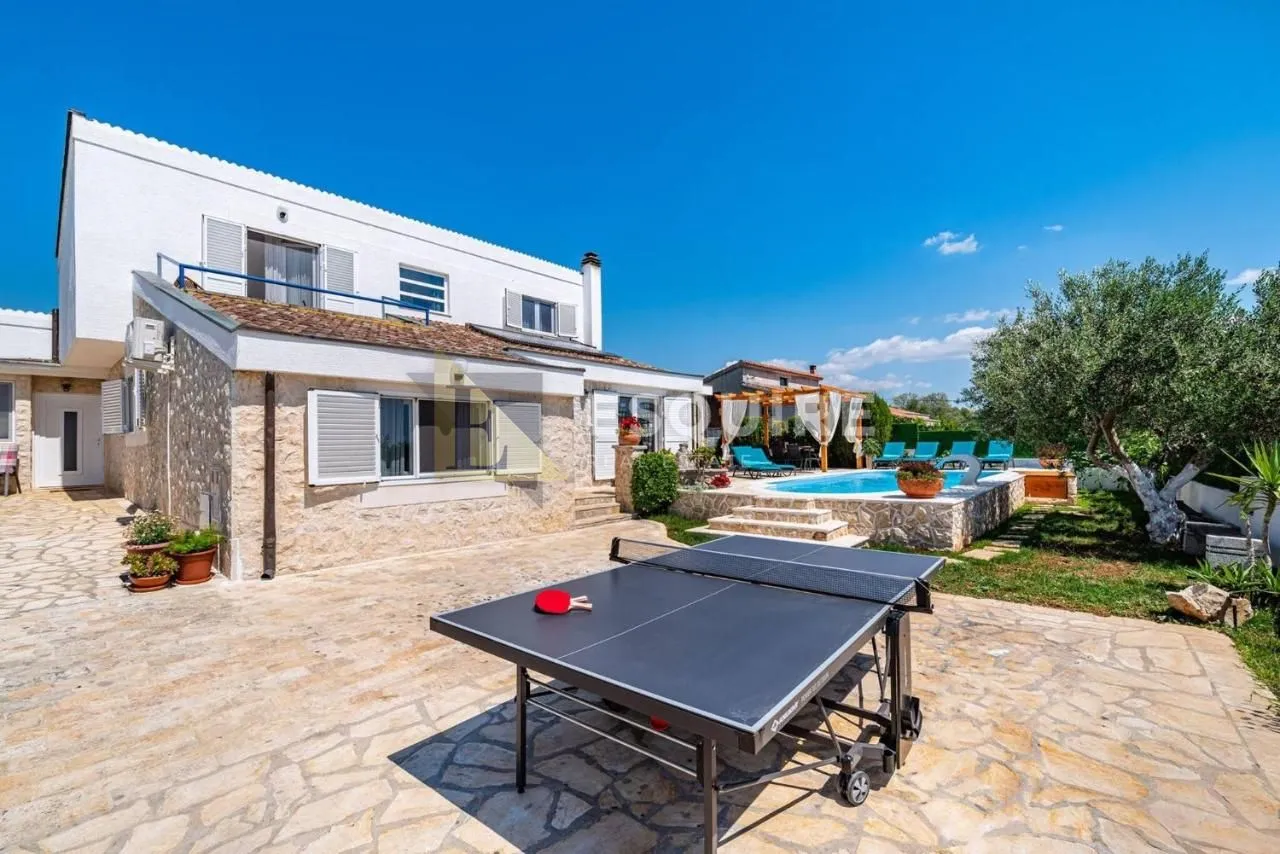 zadar - kuća sa bazenom i pogledom na terenu od 1200m2 - slika 12