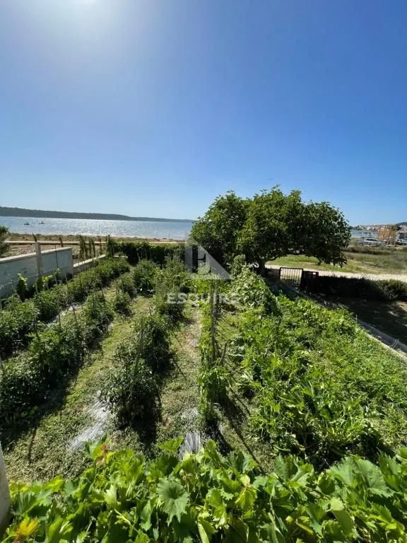 ljubač - samostojeća kuća s velikom okućnicom 1. red do mora - 702m2 - slika 21