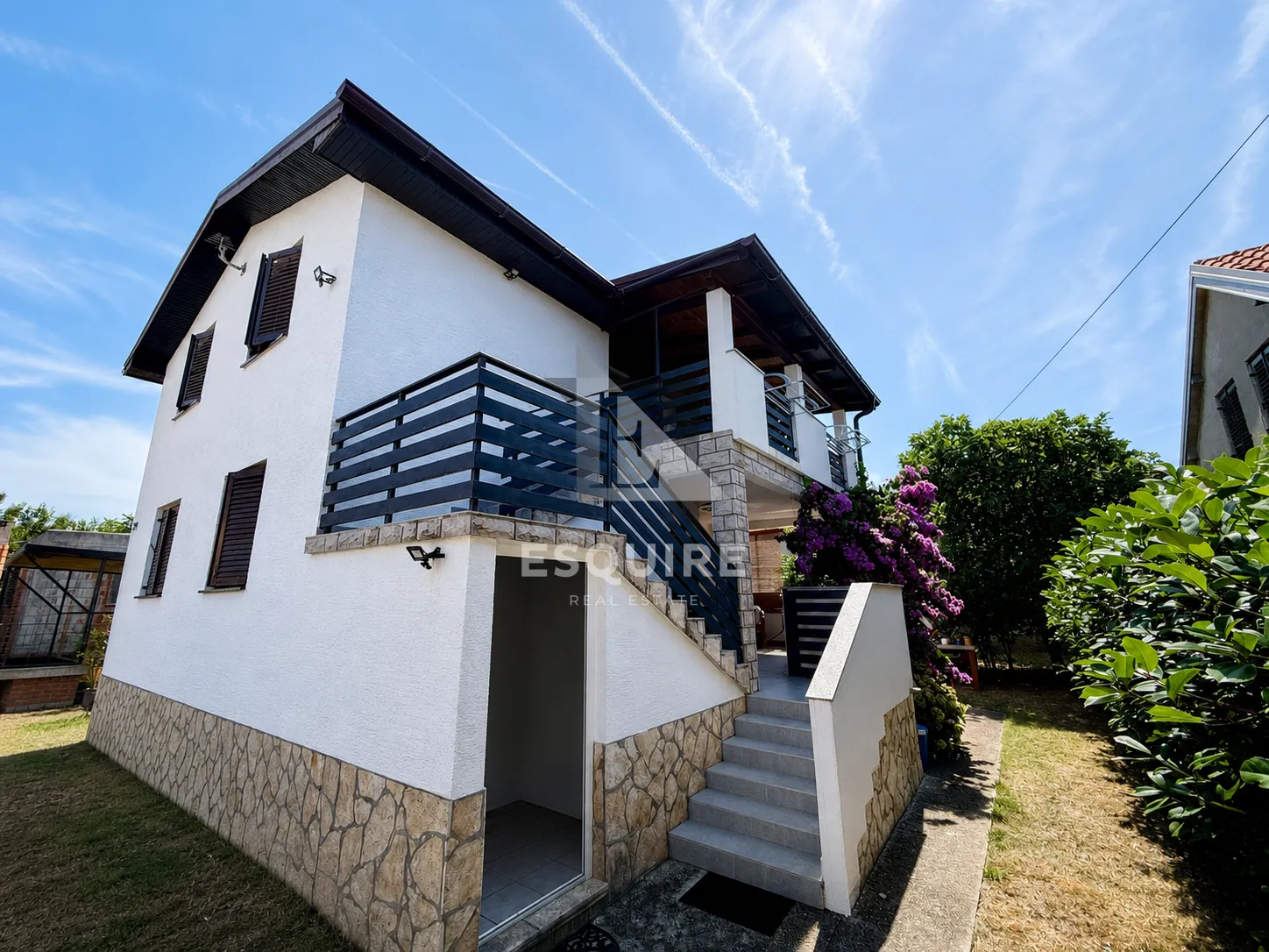 PRIVLAKA – ŠKRAPAVAC, namještena kuća s tri stana, 500 m od mora