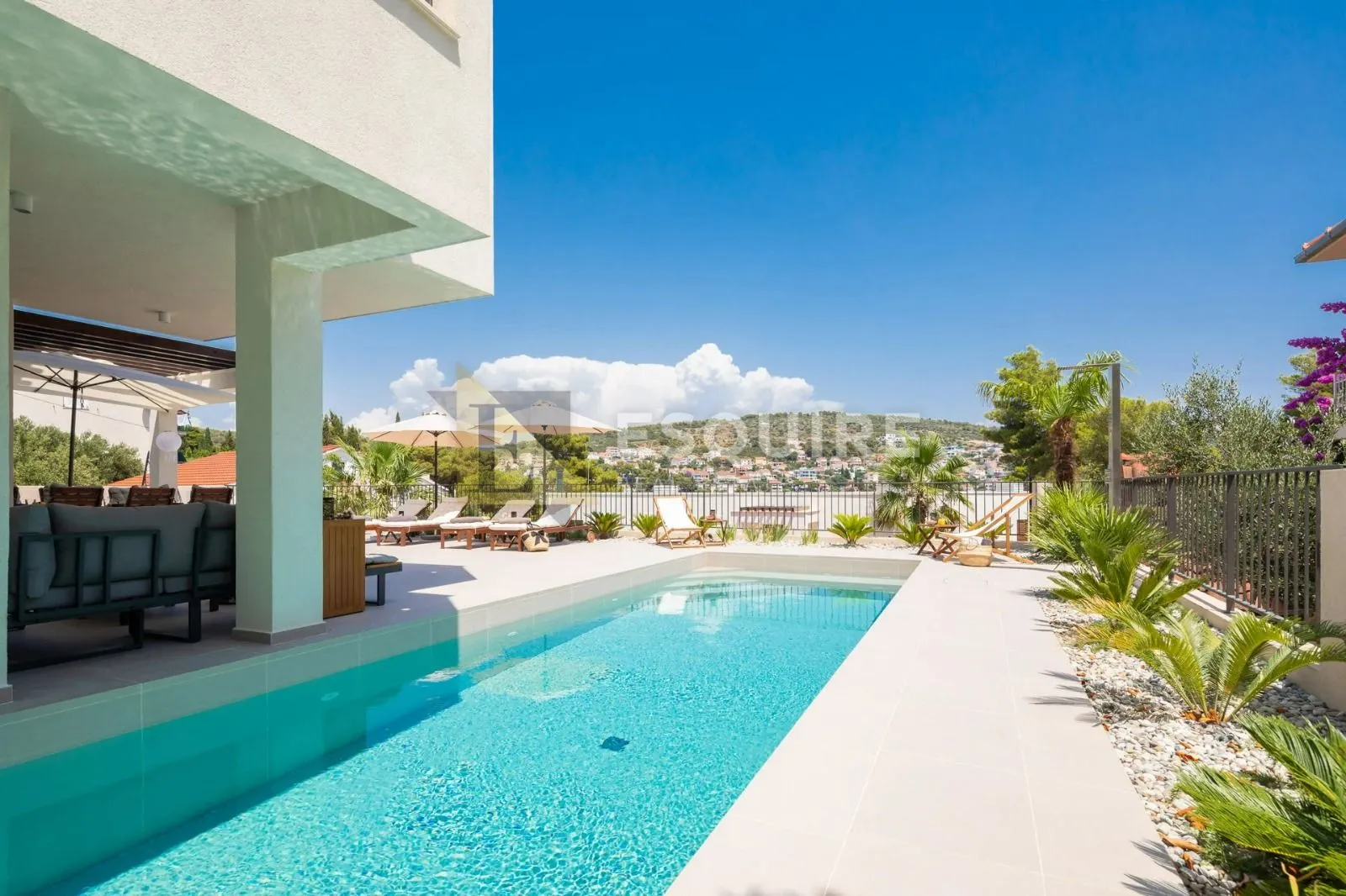 split luksuzna vila 2. red uz pješćanu plažu - slika 28