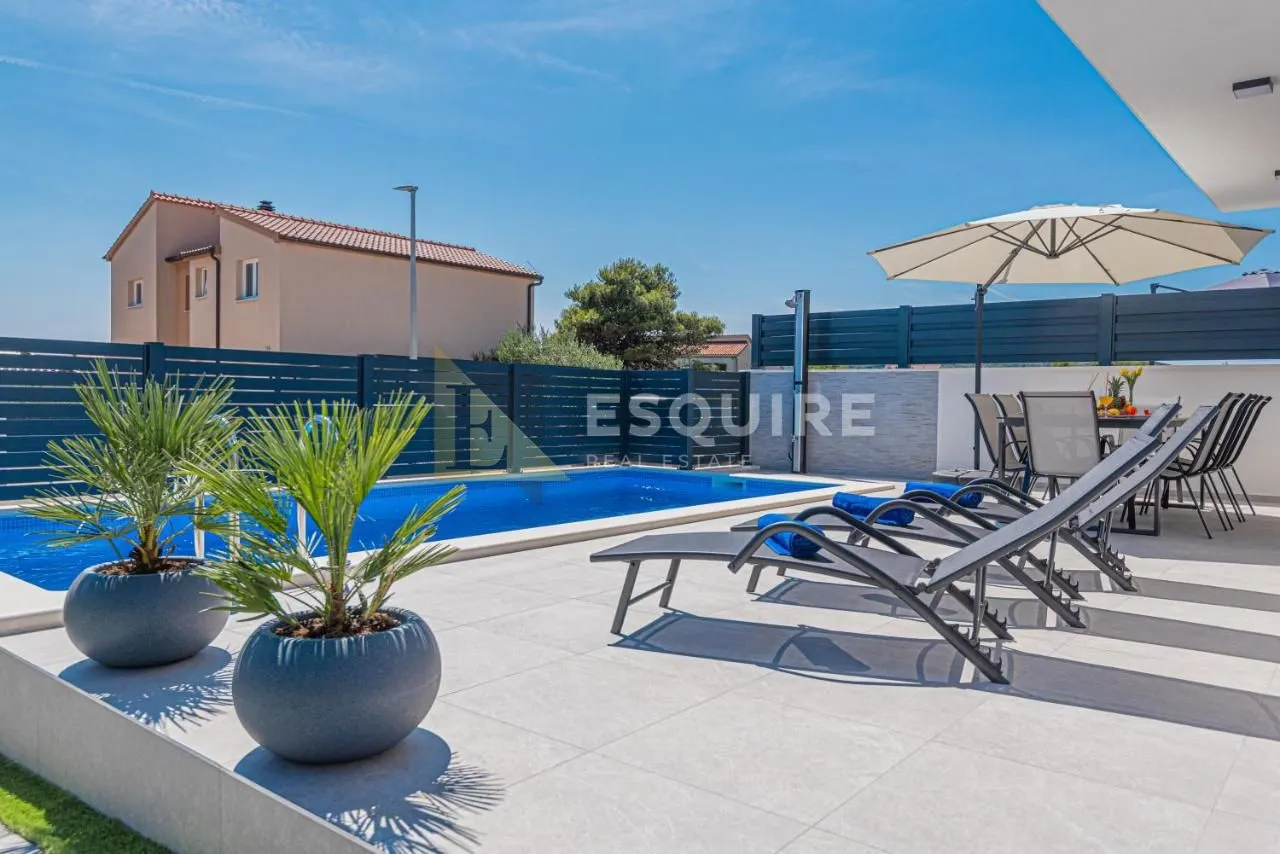 vodice - moderna vila s bazenom - slika 22