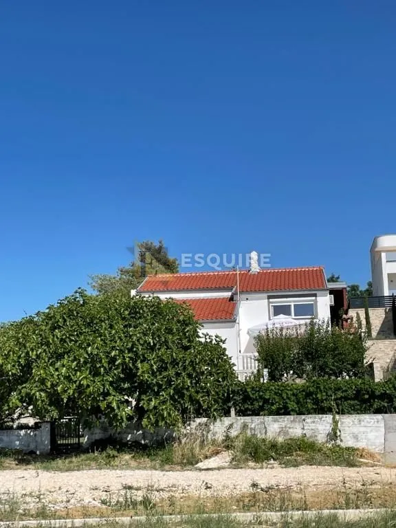 ljubač - samostojeća kuća s velikom okućnicom 1. red do mora - 702m2 - slika 14