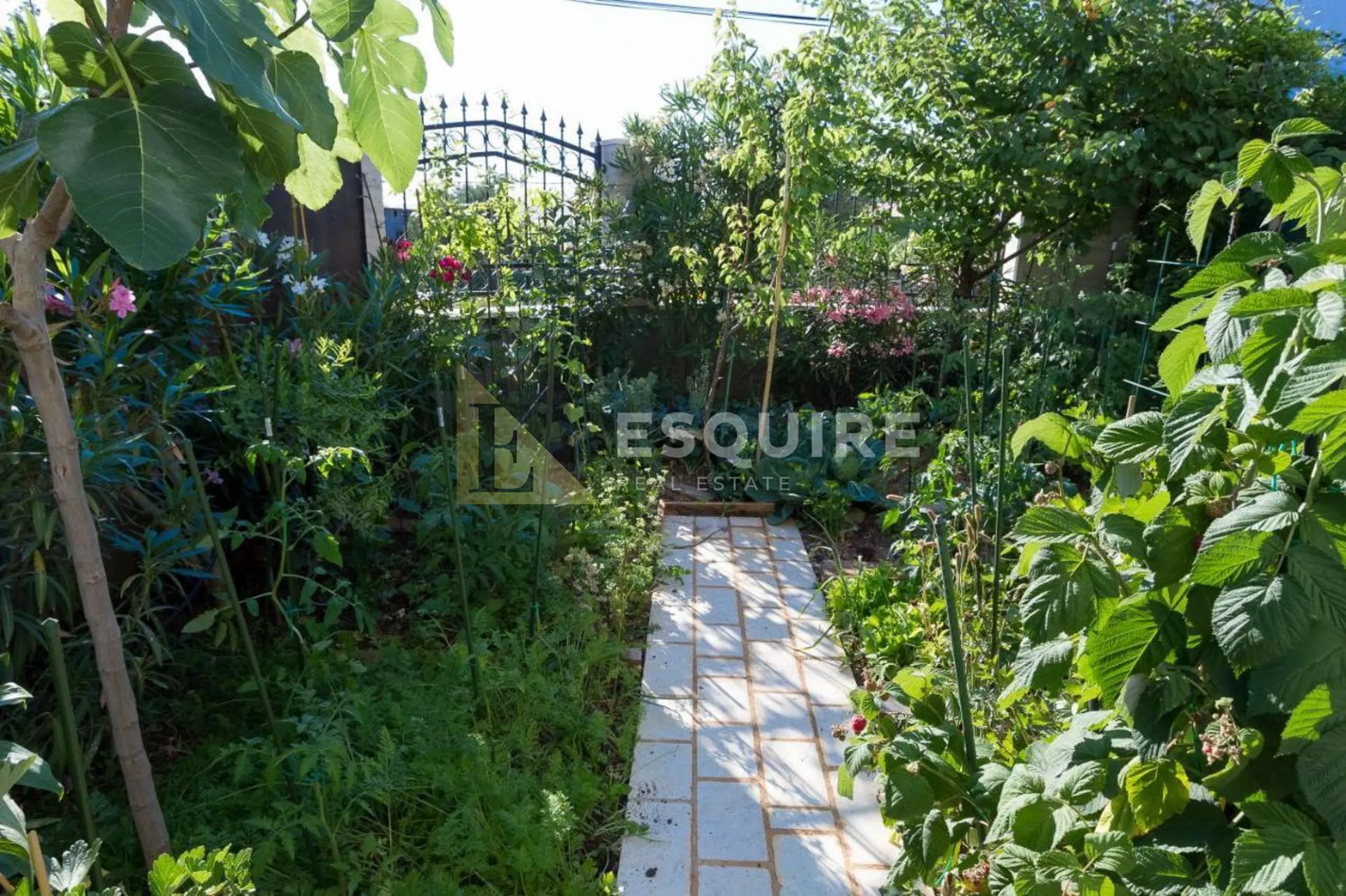 sukošan - kuća sa tri stana ukupne stambene površine - 345m2 - slika 19