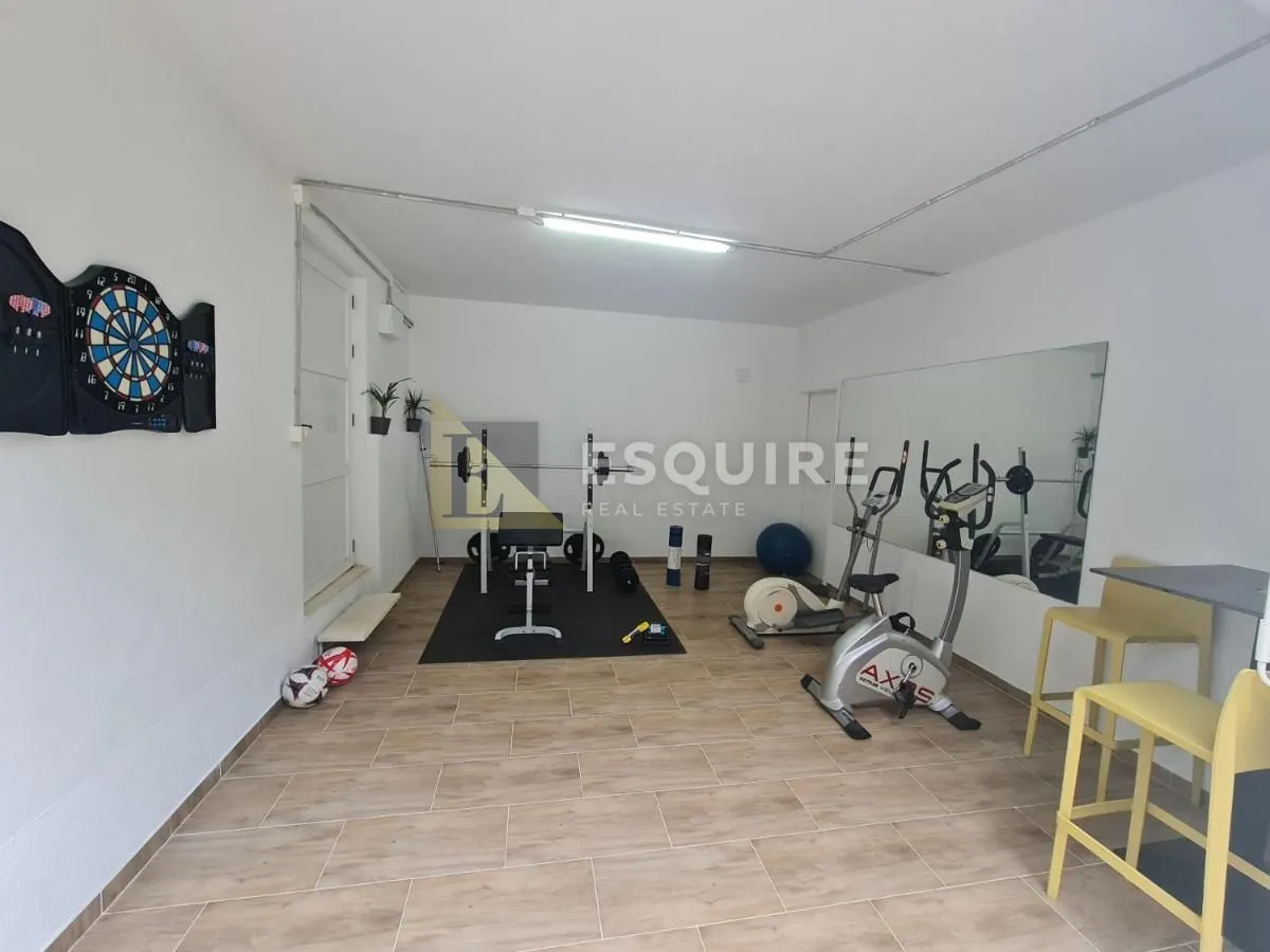 luksuzna vila s bazenom i dvorištem, okolica splita - slika 32