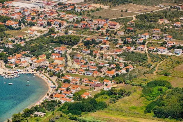 VRSI – GRAĐEVINSKO ZEMLJIŠTE 496 m² – IZVRSNA LOKACIJA BLIZU MORA!