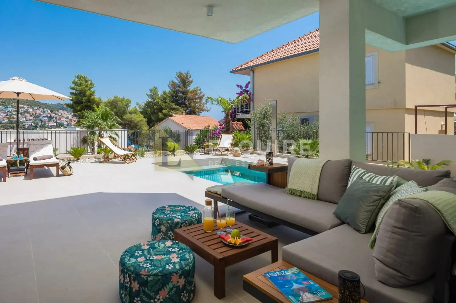 split luksuzna vila 2. red uz pješćanu plažu - slika 33