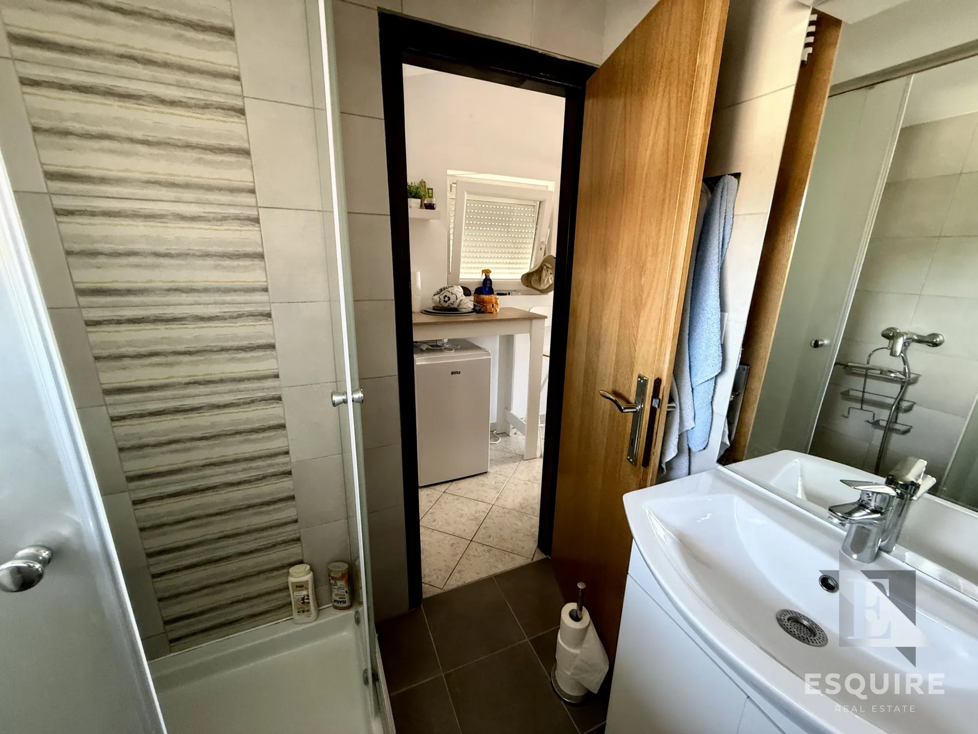 privlaka – škrapavac, namještena kuća s tri stana, 500 m od mora - slika 25