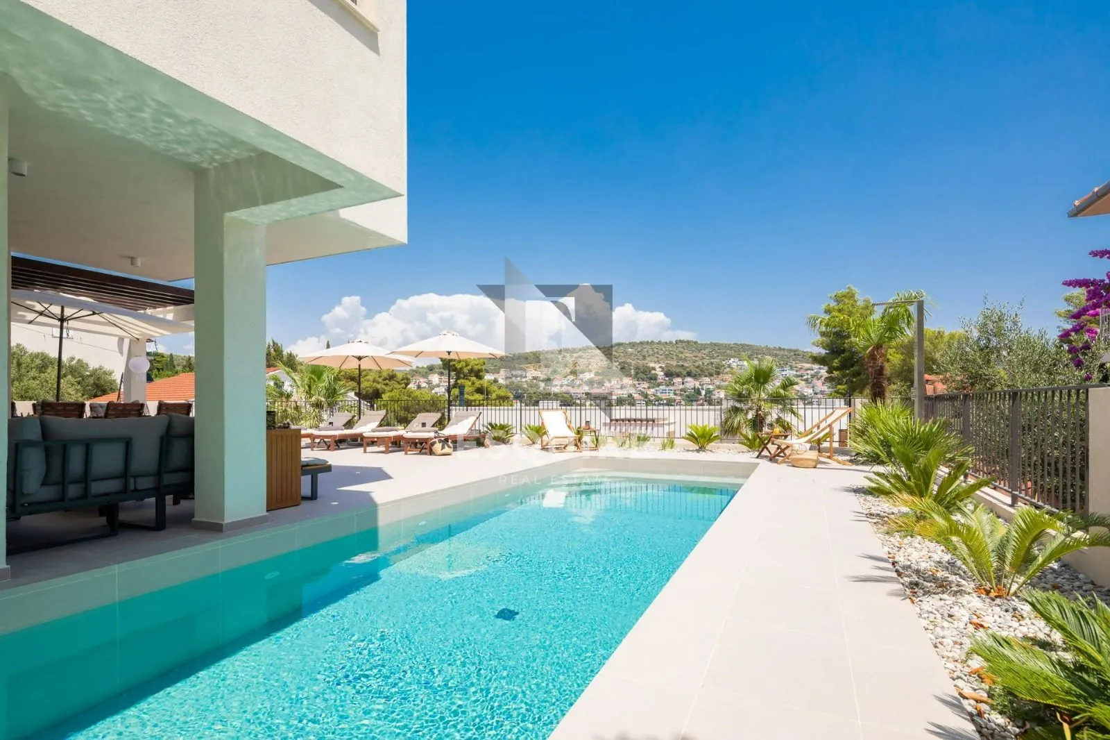 split luksuzna vila 2. red uz pješćanu plažu - slika 28