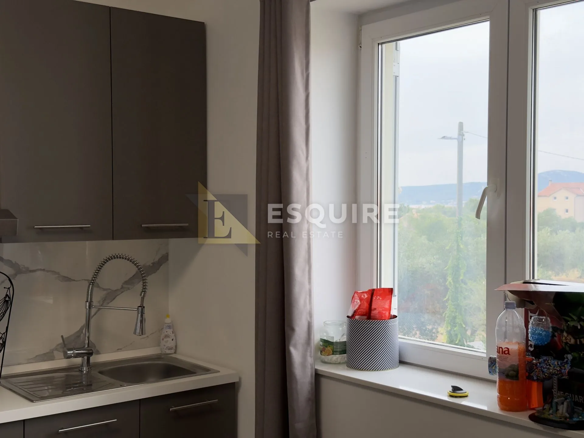 SUKOŠAN . dvosoban namješten uređen apartman na 1. katu!!!