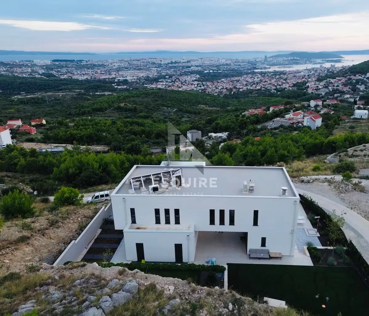 split- klis moderna villa sa bazenom i panoramskim pogledom - slika 9