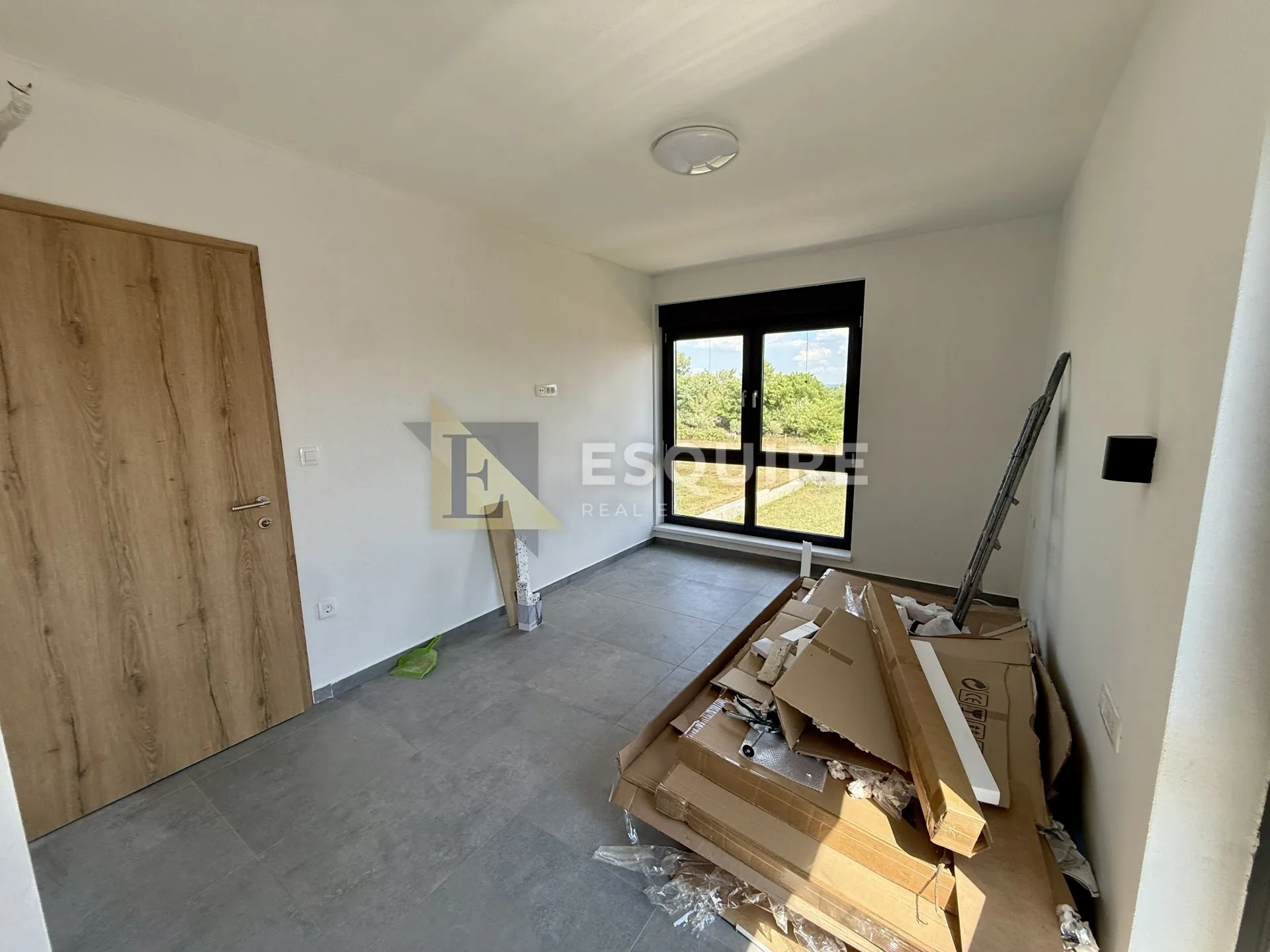 grbe / nin – moderna vila s bazenom, krovnom terasom i dodatnom parcelom! - slika 20